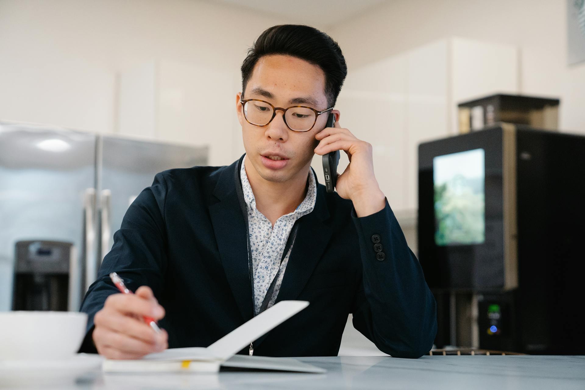 A man talking on the phone at work | Source: Pexels