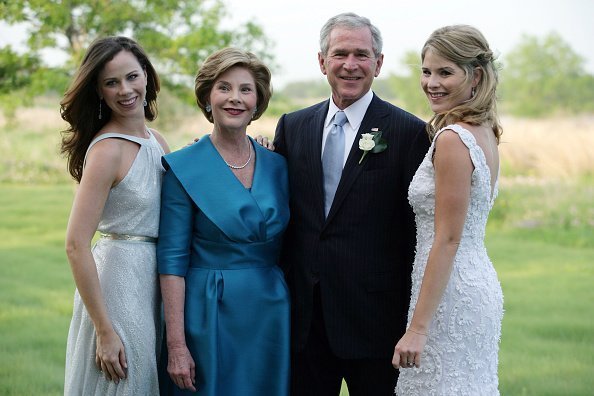 George W. Bush et Mme Laura Bush posent avec leurs filles Jenna (à droite) et Barbara (à gauche) avant le mariage de Jenna et de Henry Hager le 10 mai 2008 près de Crawford, au Texas | Photo: Getty Images