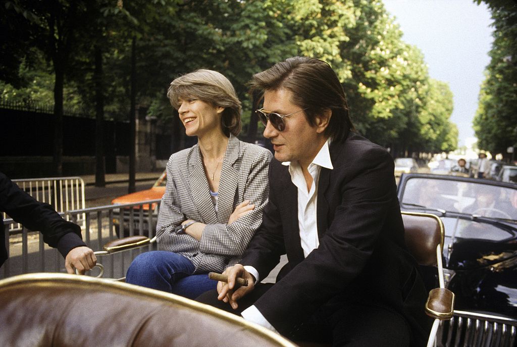 Les chanteurs Françoise Hardy et Jacques Dutronc arrivent à l'émission de télévision Champs Elysées le 28 mai 1984 à Paris, France. | Photo : Getty Images
