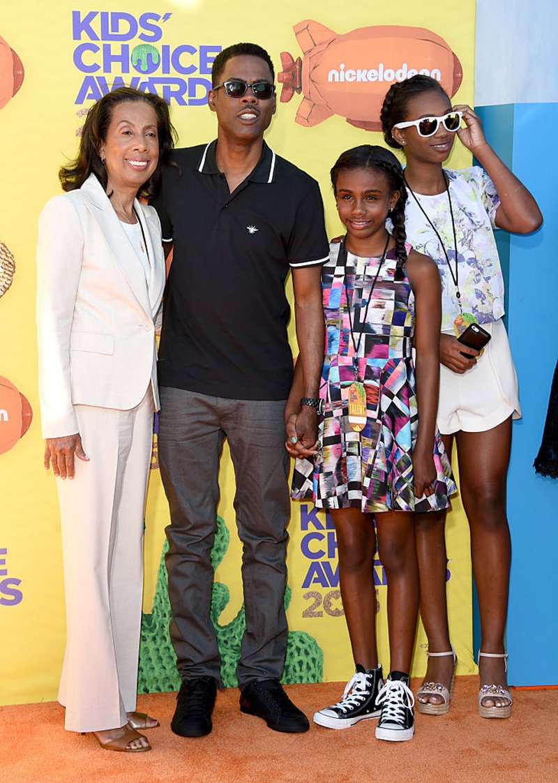 Malaak Compton-Rock, (Center L) Lola Simone Rock, (Center R) Zahra Savannah Rock și (L) Chris Rock participă la premiera din New York a filmului Madagascar 3: Europe's Most Wanted la Ziegfeld Theatre pe 7 iunie 2012 în New York City. I imagine: Getty Images