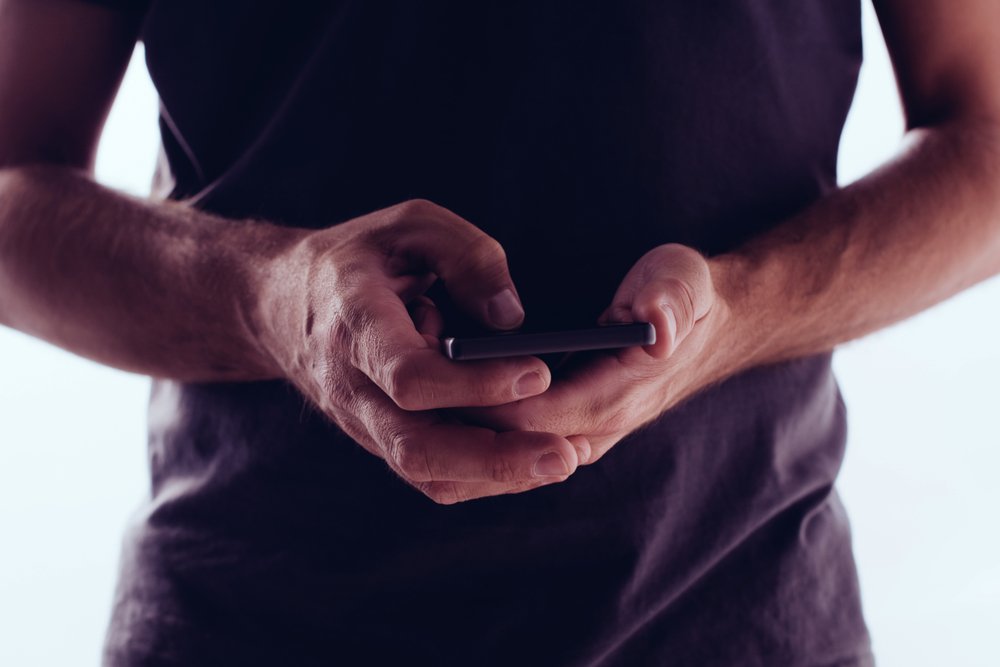 Hombre revisando su celular. | Foto: Shutterstock