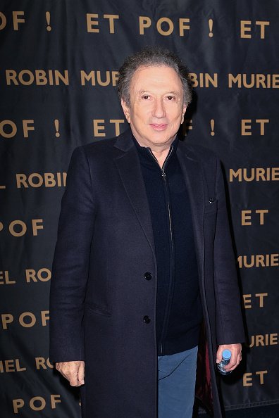 Michel Drucker assiste au One Woman Show "Et Pof" de Muriel Robin au Palais Des Sports. |Photo : Getty Images