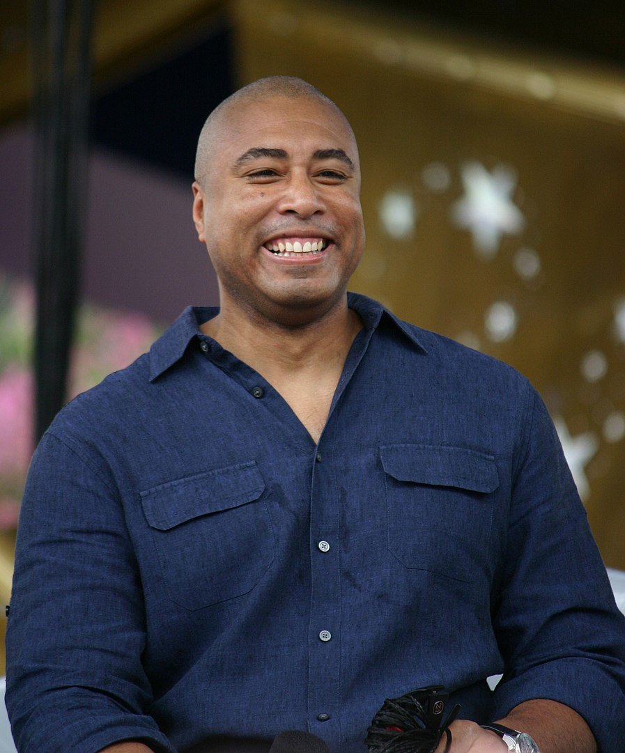 Bernie Williams answering fan questions during an interview at the Sorcerer's Hat Stage on Friday, March 4, 2011 | Photo: Wikimedia Commons Images
