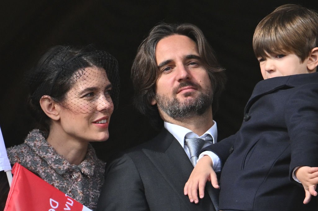 Charlotte Casiraghi, Dimitri Rassam et Balthazar Rassam lors de la fête nationale de Monaco le 19 novembre 2022 in Monte-Carlo, Monaco. | Photo : Getty Images