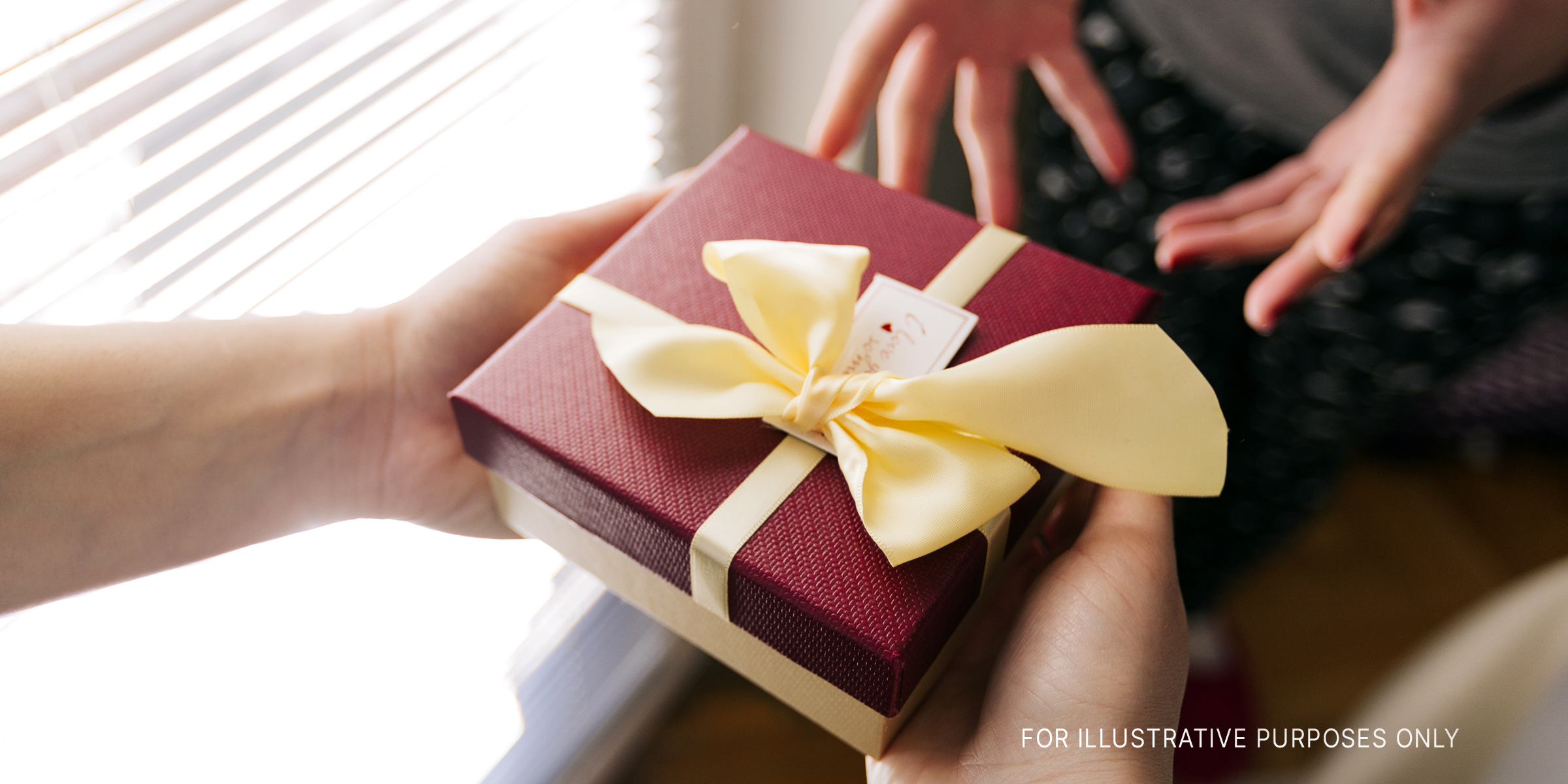 A man gifting a present to a woman | Source: Shutterstock