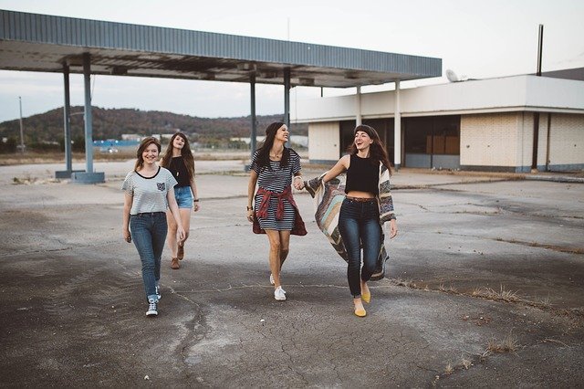 Group of girls walking together | Photo: Pixabay