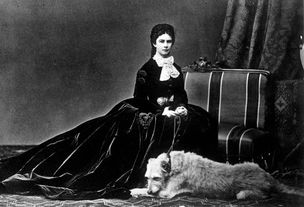 Kaiserin Elizabeth von Bayern, bekannt als Prinzessin Sissi, posiert neben einem Hund. 1860er Jahre | Quelle: Getty Images