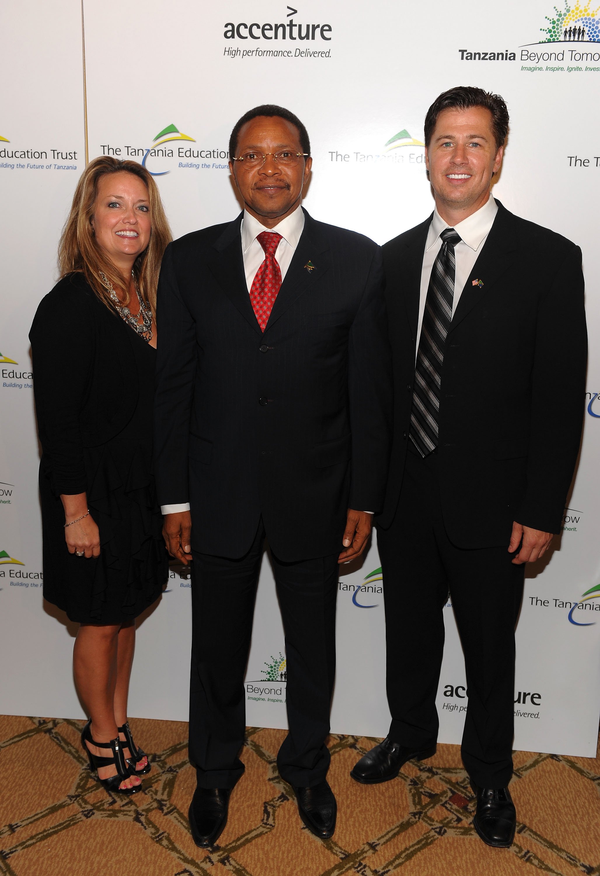 Doug and Lisa Pitt posing for a picture with President Jakaya Kikwete on April 19, 2010 in New York City | Source: Getty Images 