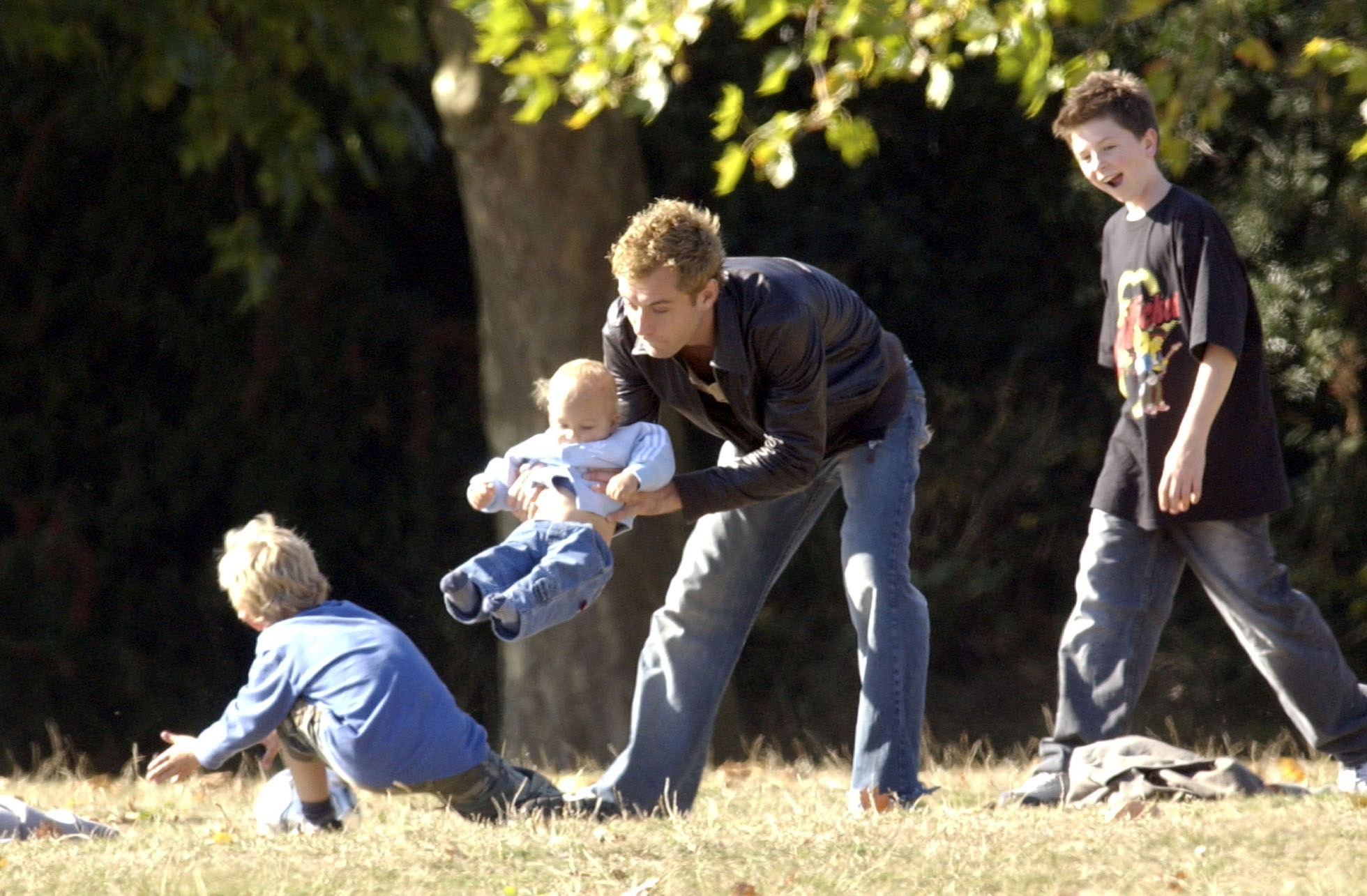Jude Law and his children in a London park on October 6, 2003 | Source: Getty Images
