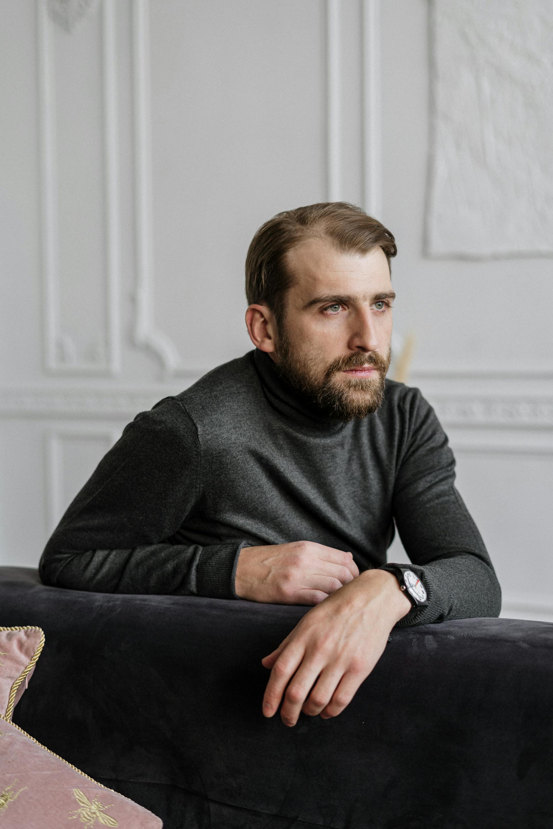 A man sitting on the couch | Source: Pexels