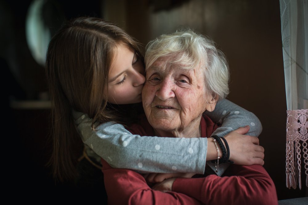 Una niña abrazando a una anciana. | Foto: Shutterstock
