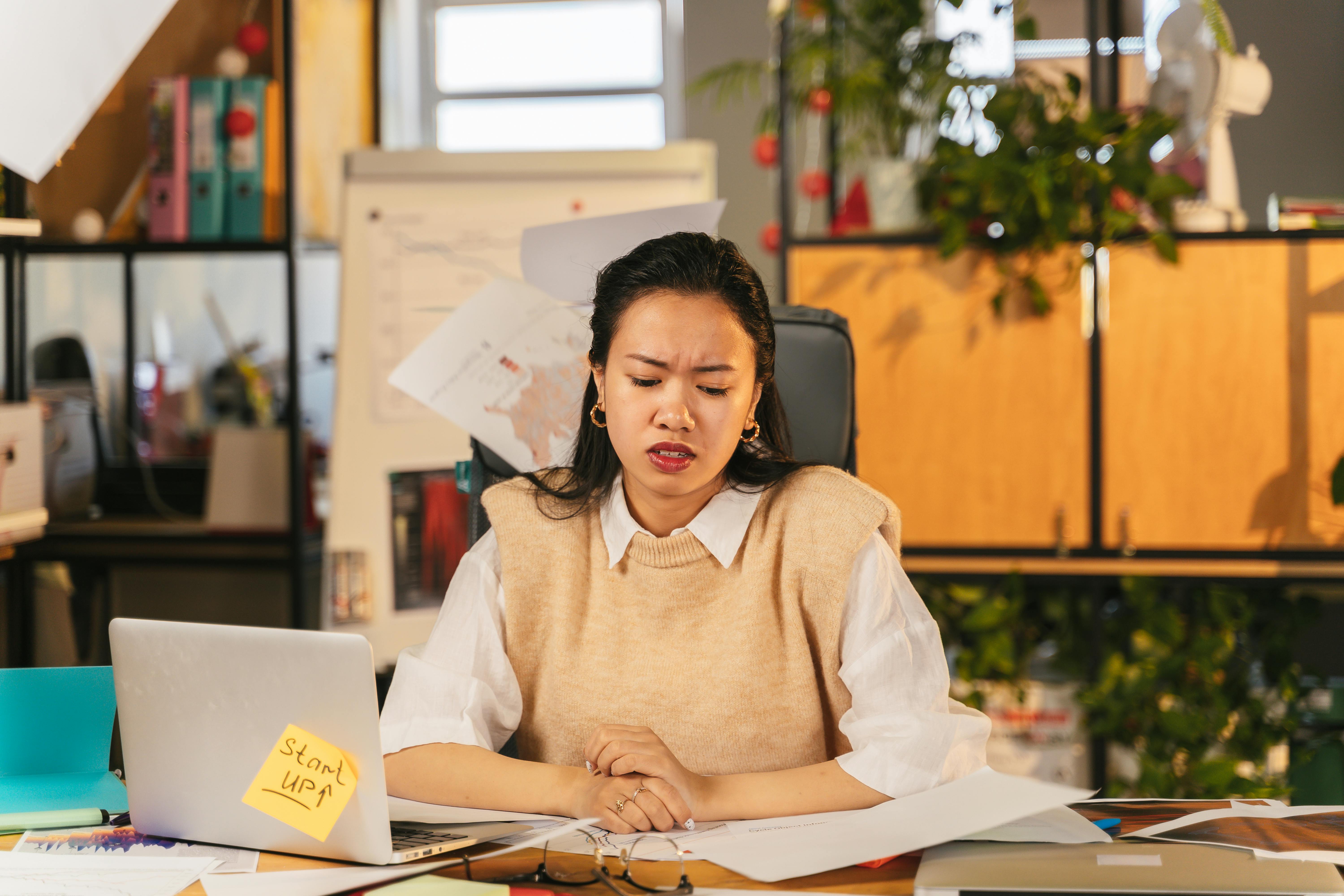 An angry women in front of a laptop | Source: Pexels