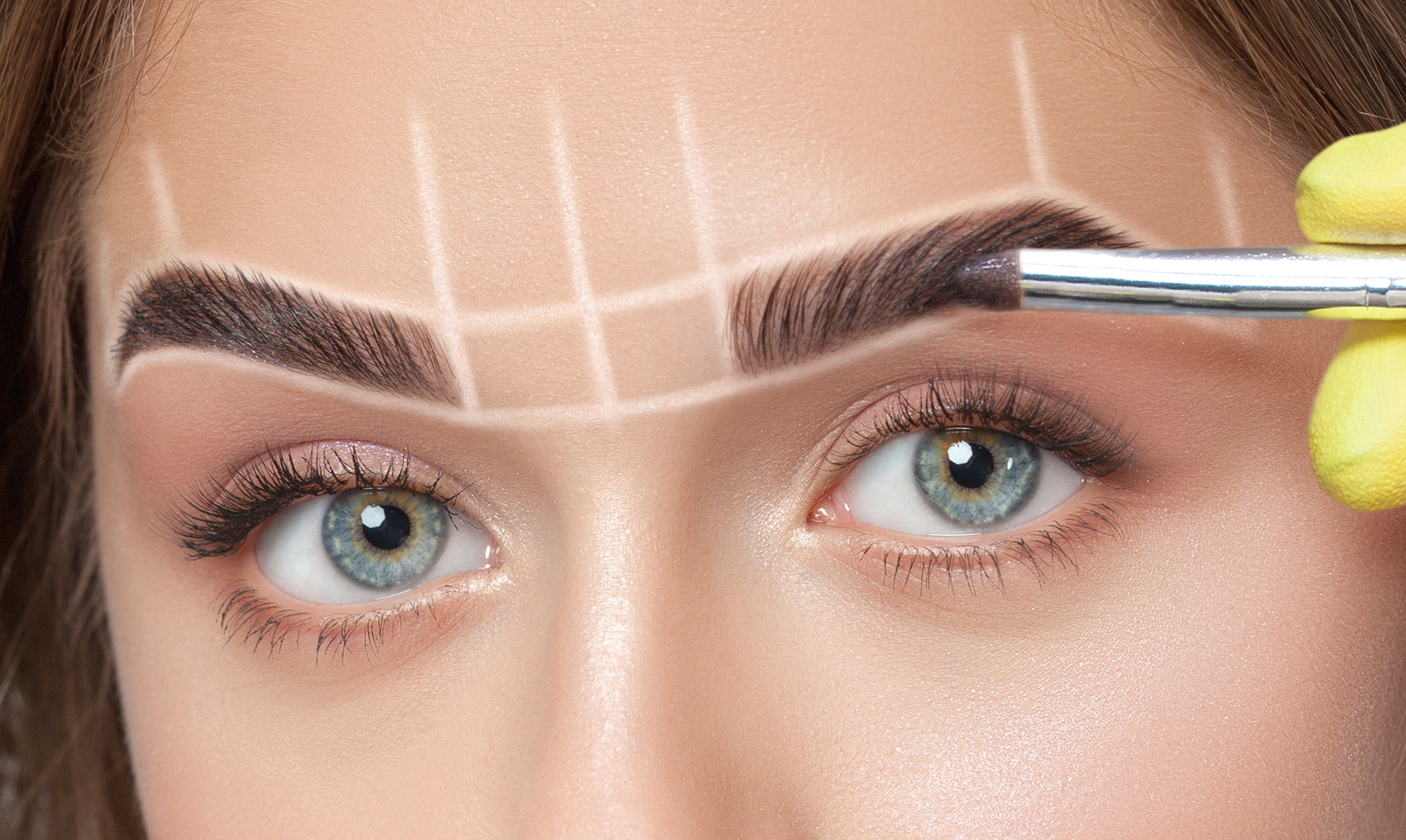 Mapping out the desired eyebrow shape before microblading or ombré shading | Source: Getty Images
