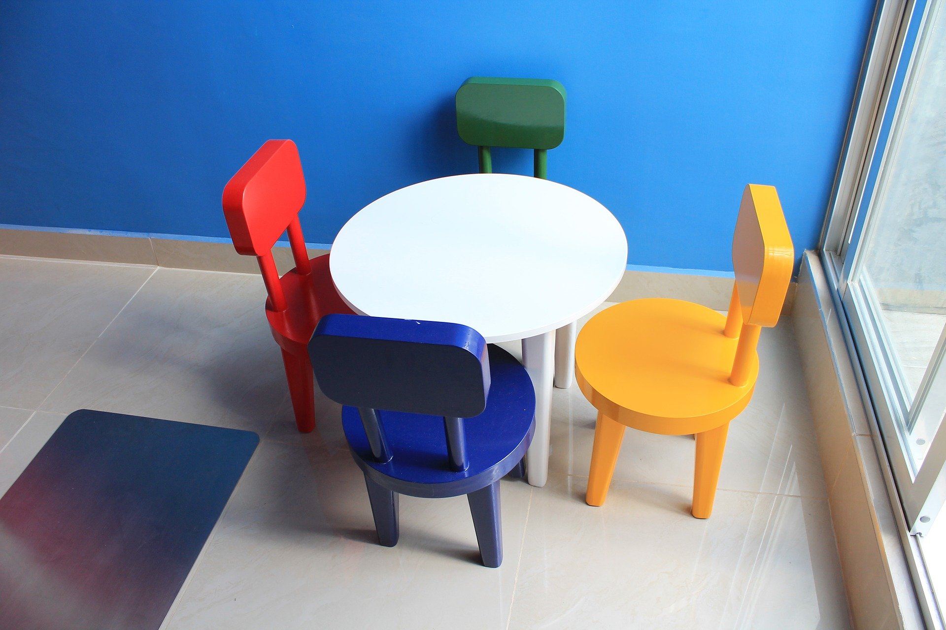 Children's chairs. | Photo: Pixabay/JC Aguirre 