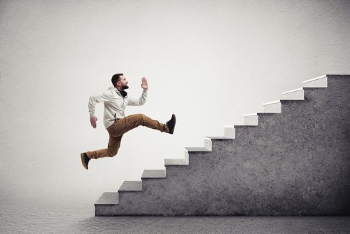 Un homme qui monte les escaliers en courant à la hâte. | Source : Shutterstock.