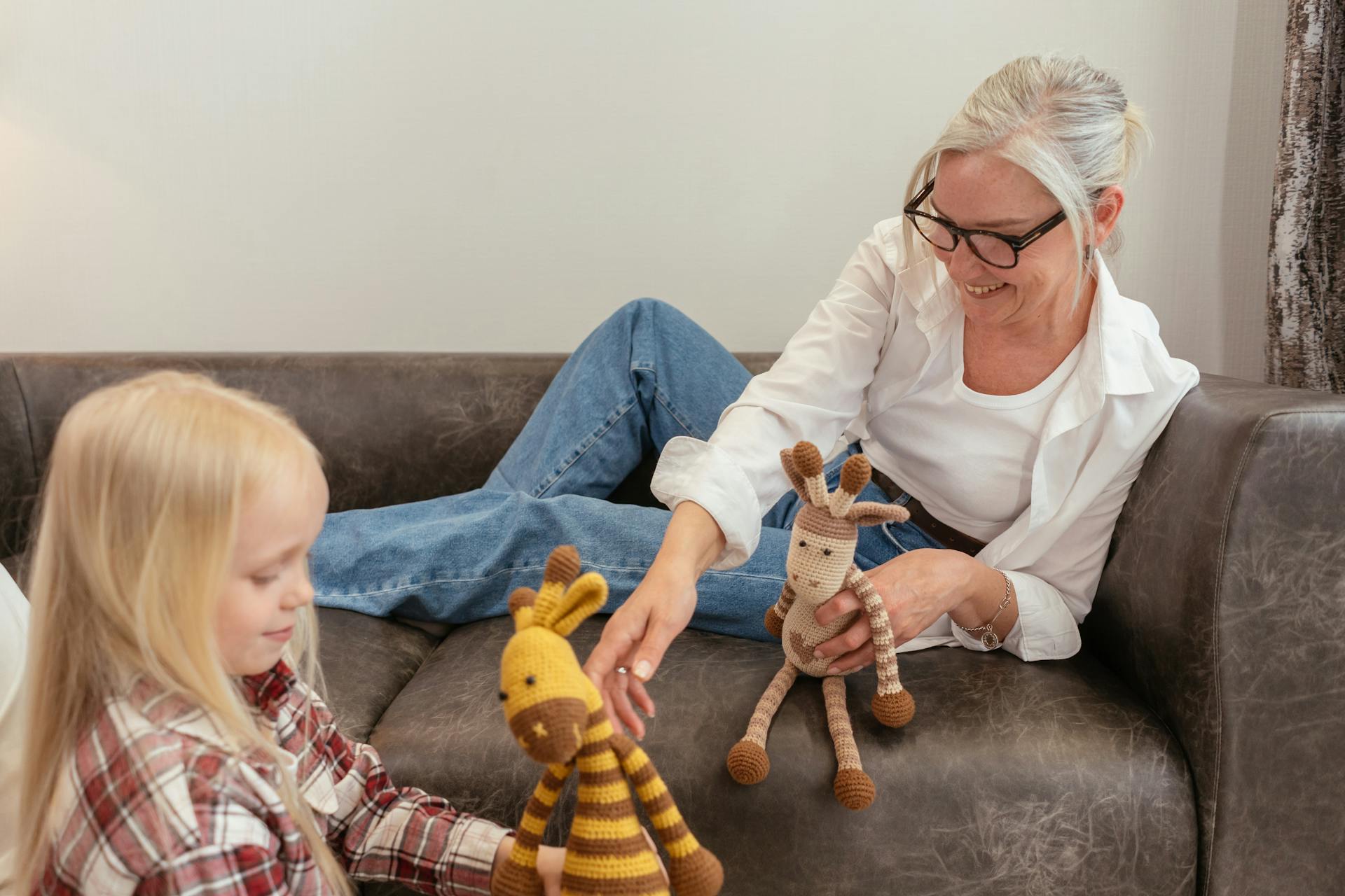 Older woman playing with a young girl | Source: Pexels