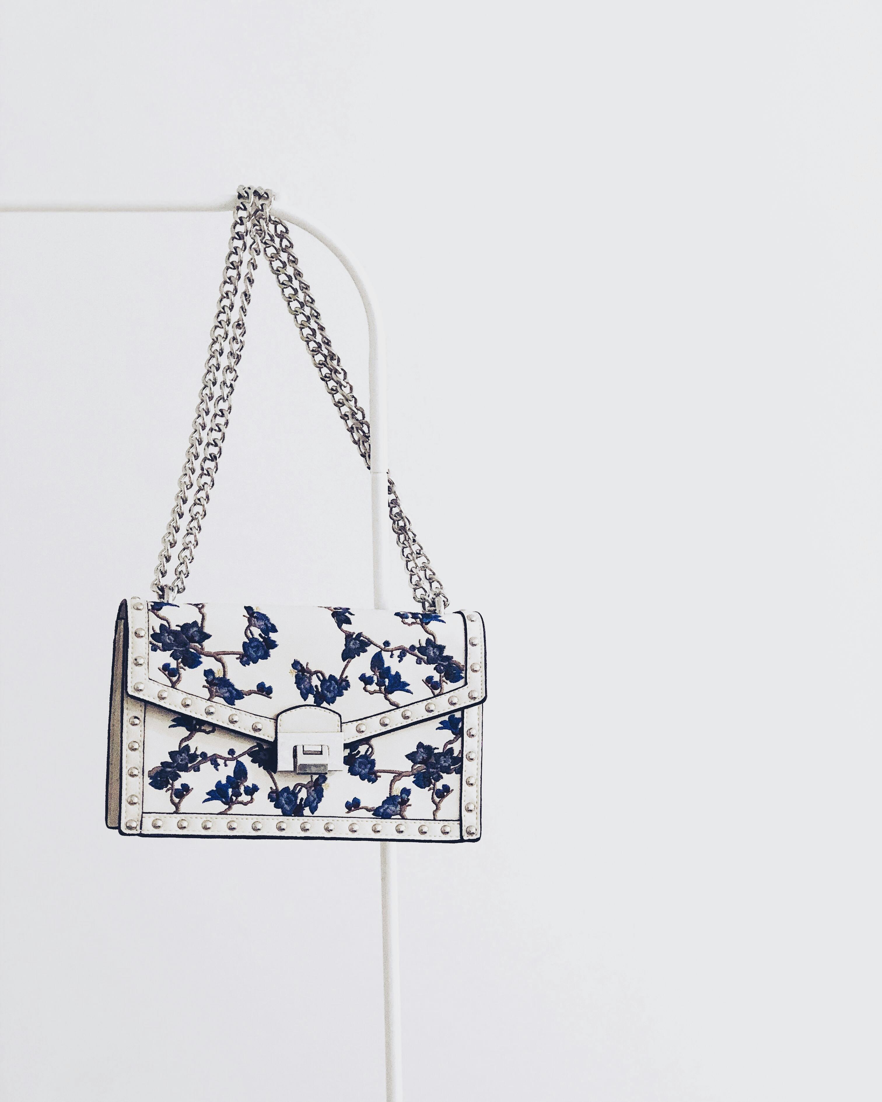 A bag with blue details | Source: Pexels