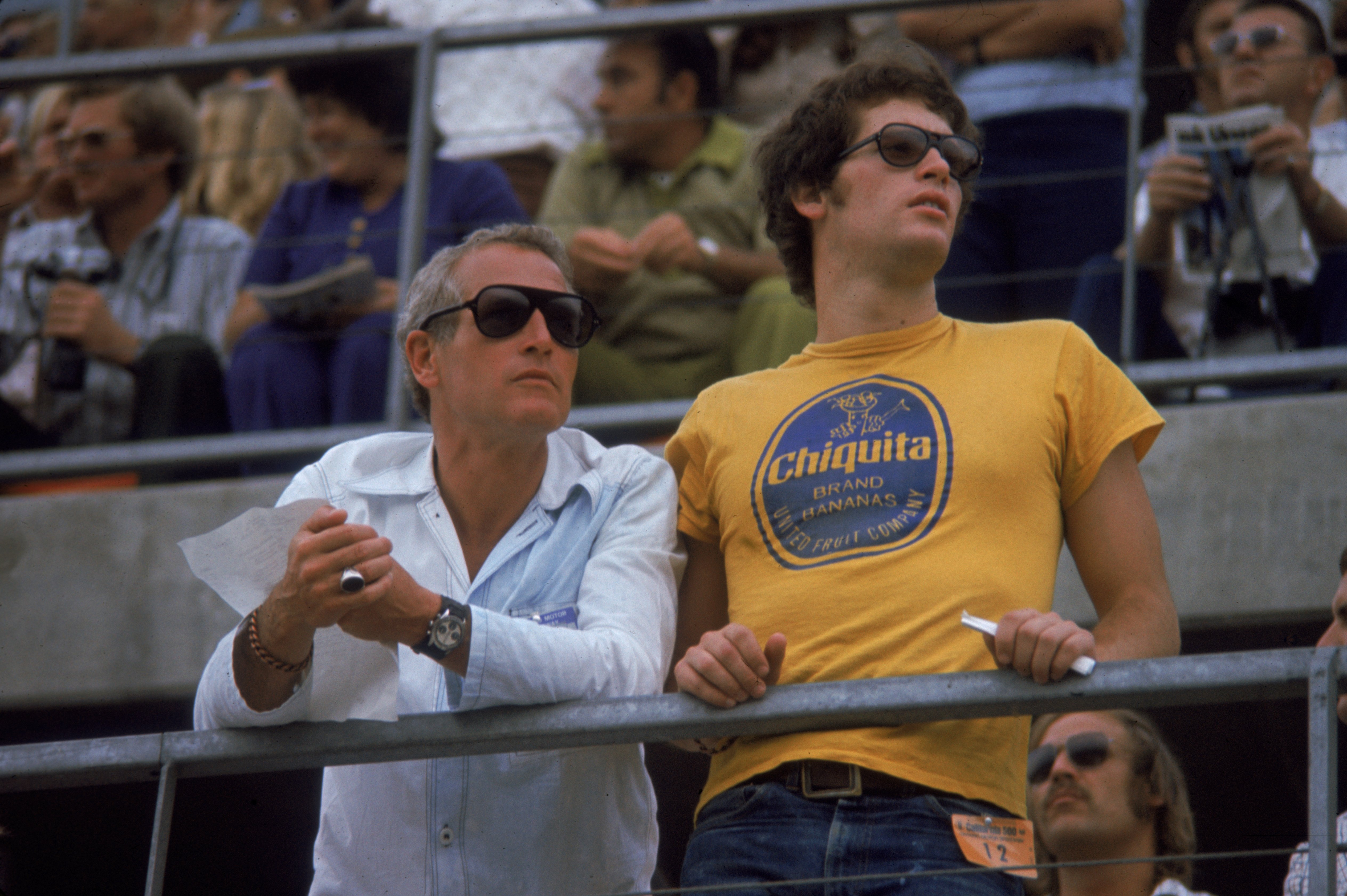 Paul Newman et son fils Scott Newman assistent à la course automobile Ontarion 500, le 3 septembre 1972 à Ontario, en Californie. | Photo : Getty Images