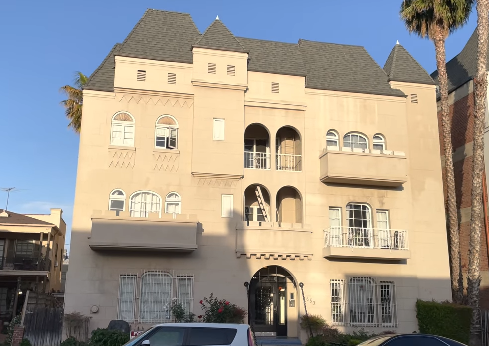 Jonathan Brandis' apartment where he died, from a video dated June 5, 2021 | Source: YouTube/@SCOTTONTAPE