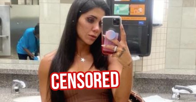 Bodybuilder, Fitness Model and Bikini Competitor Deniz Saypinar taking a selfie in the airport's bathroom | Photo: Instagram.com/dnzsypnr