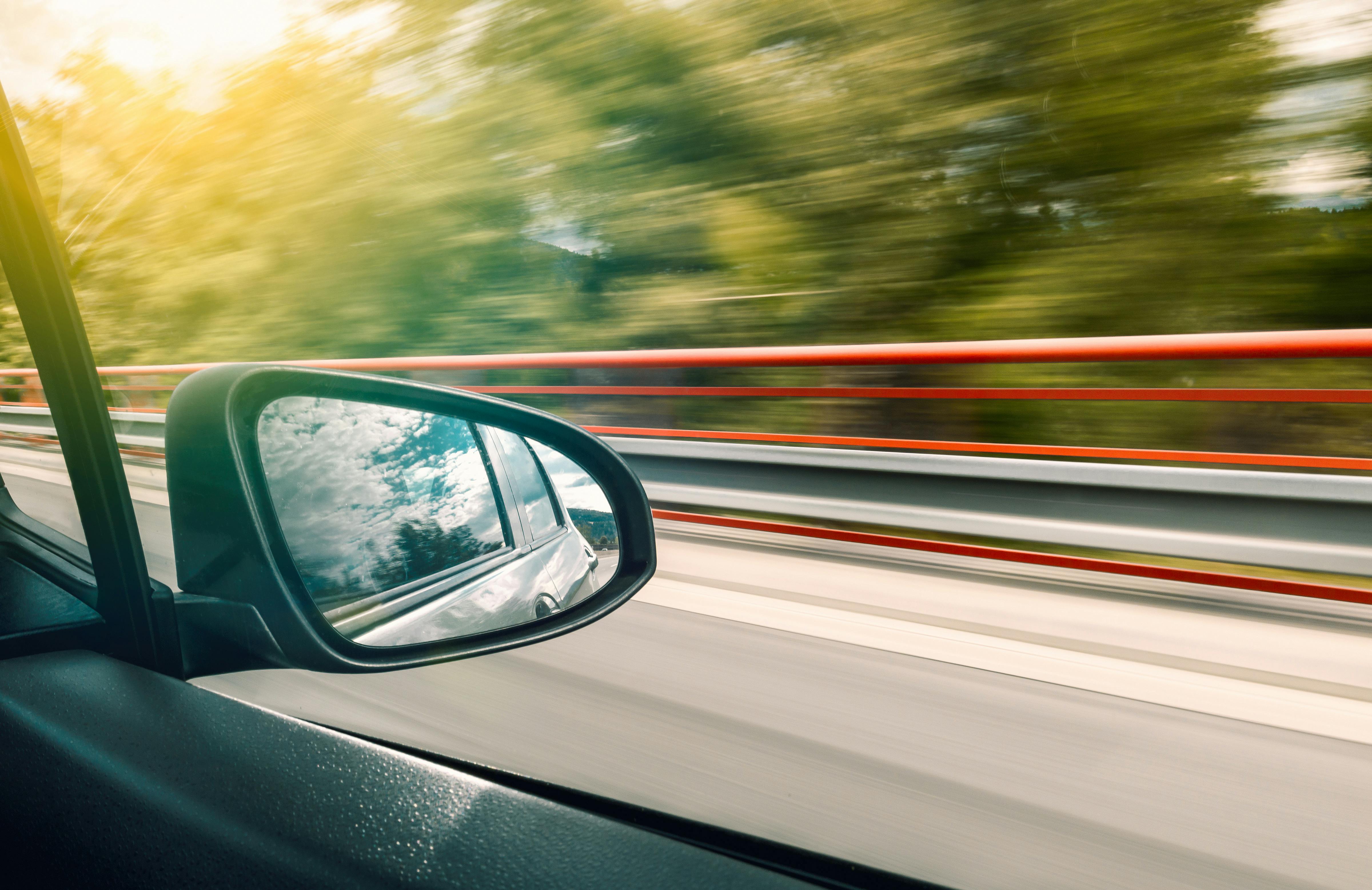 A rear-view mirror | Source: Pexels