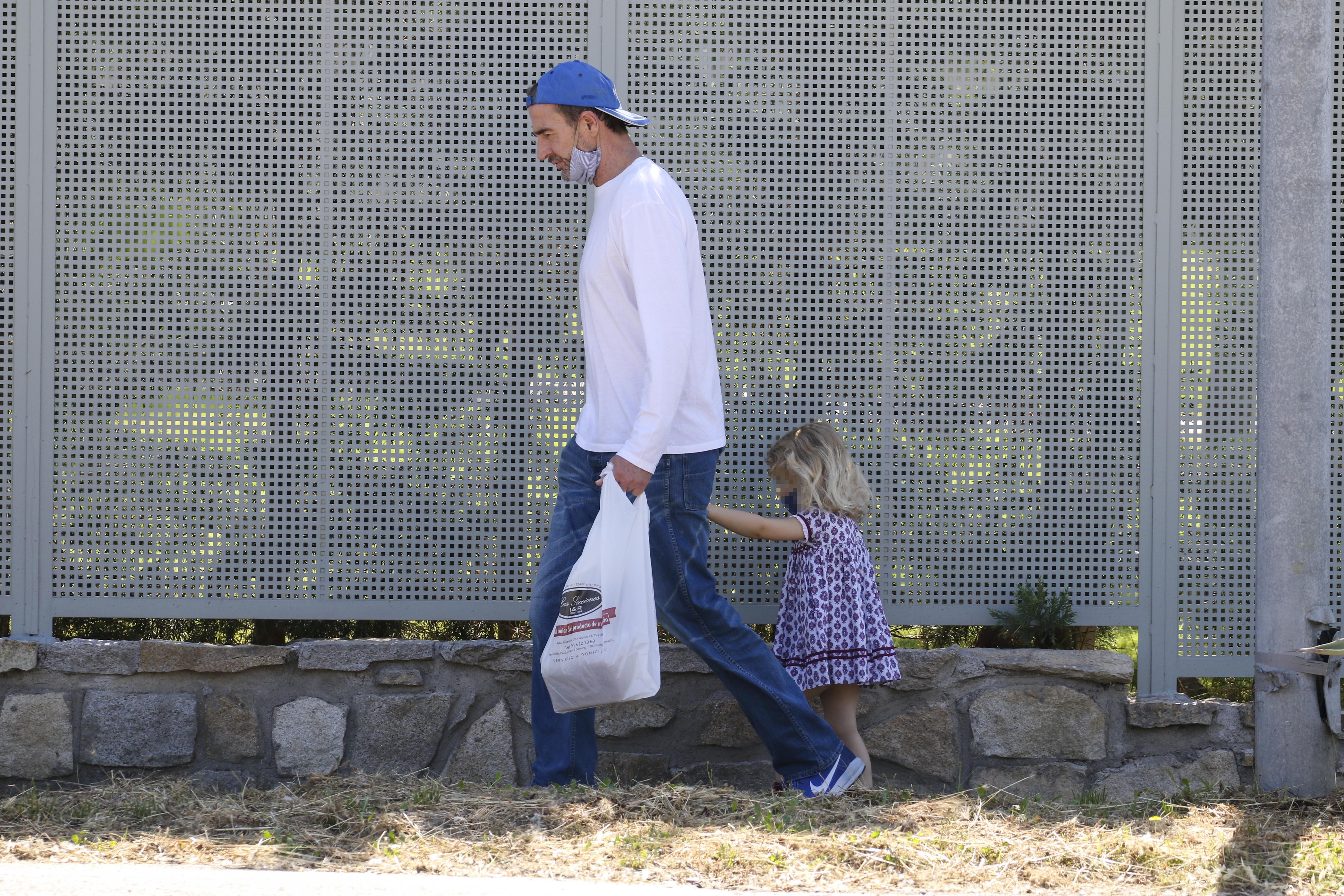 Alessandro Lequio lleva de la mano a su hija Ginevra. | Foto: Getty Images 