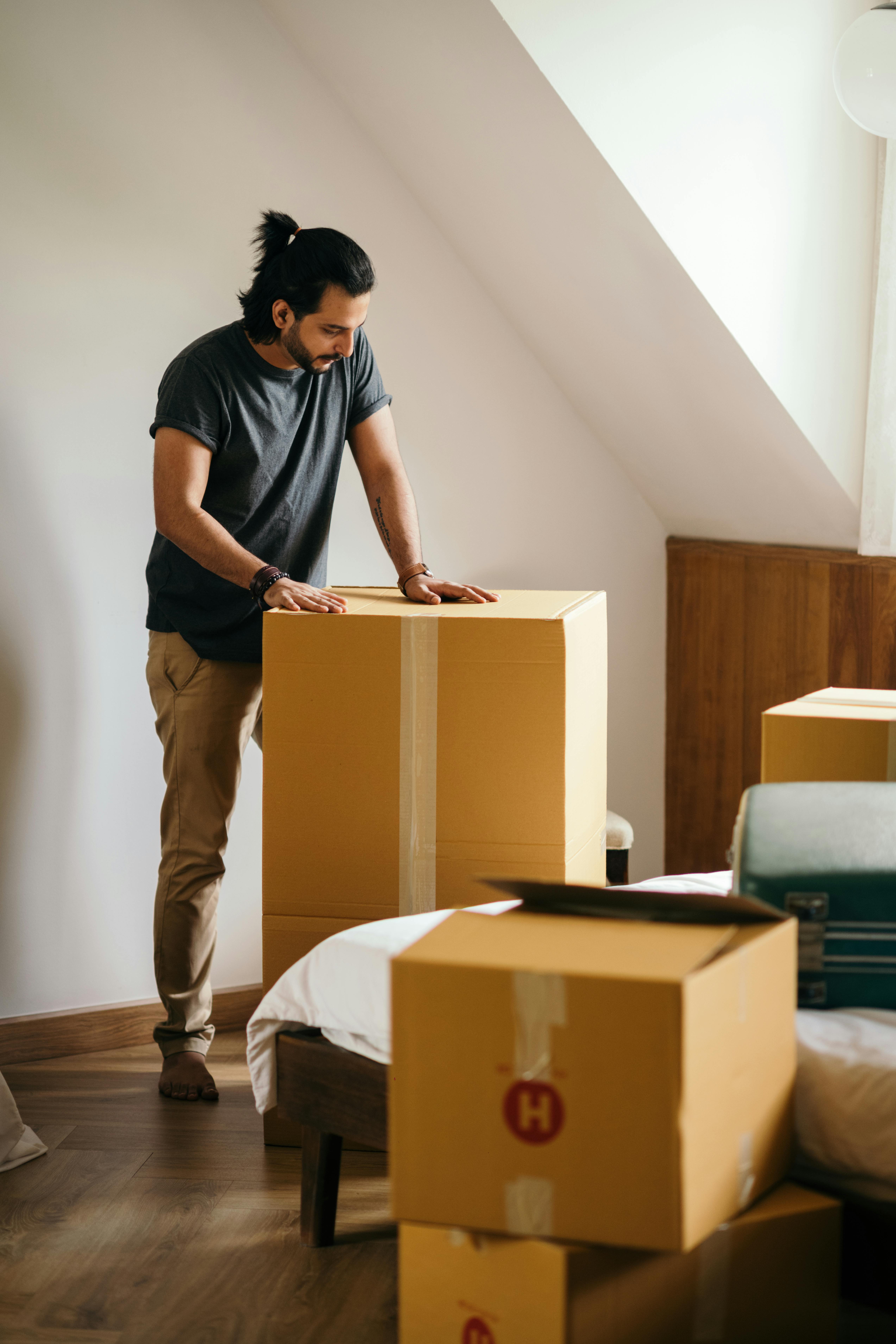 A man packing his things into boxes | Source: Pexels