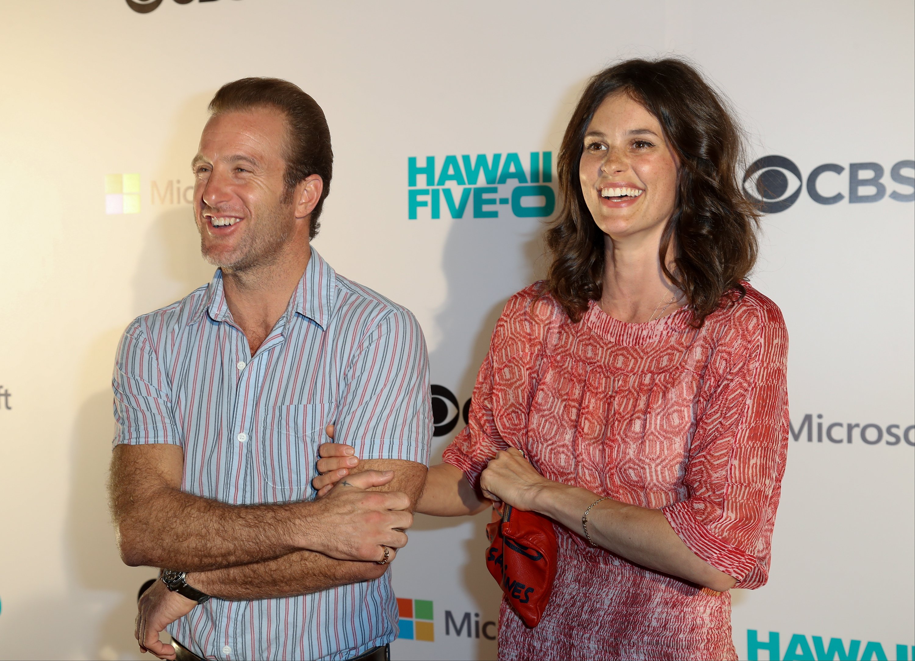 Scott Caan and Kacy Byxbee candid at the season seven premiere of "Hawaii Five-0" at Queen's Surf Beach, Wakiki, Hawaii on September 23, 2016. | Source: Getty images