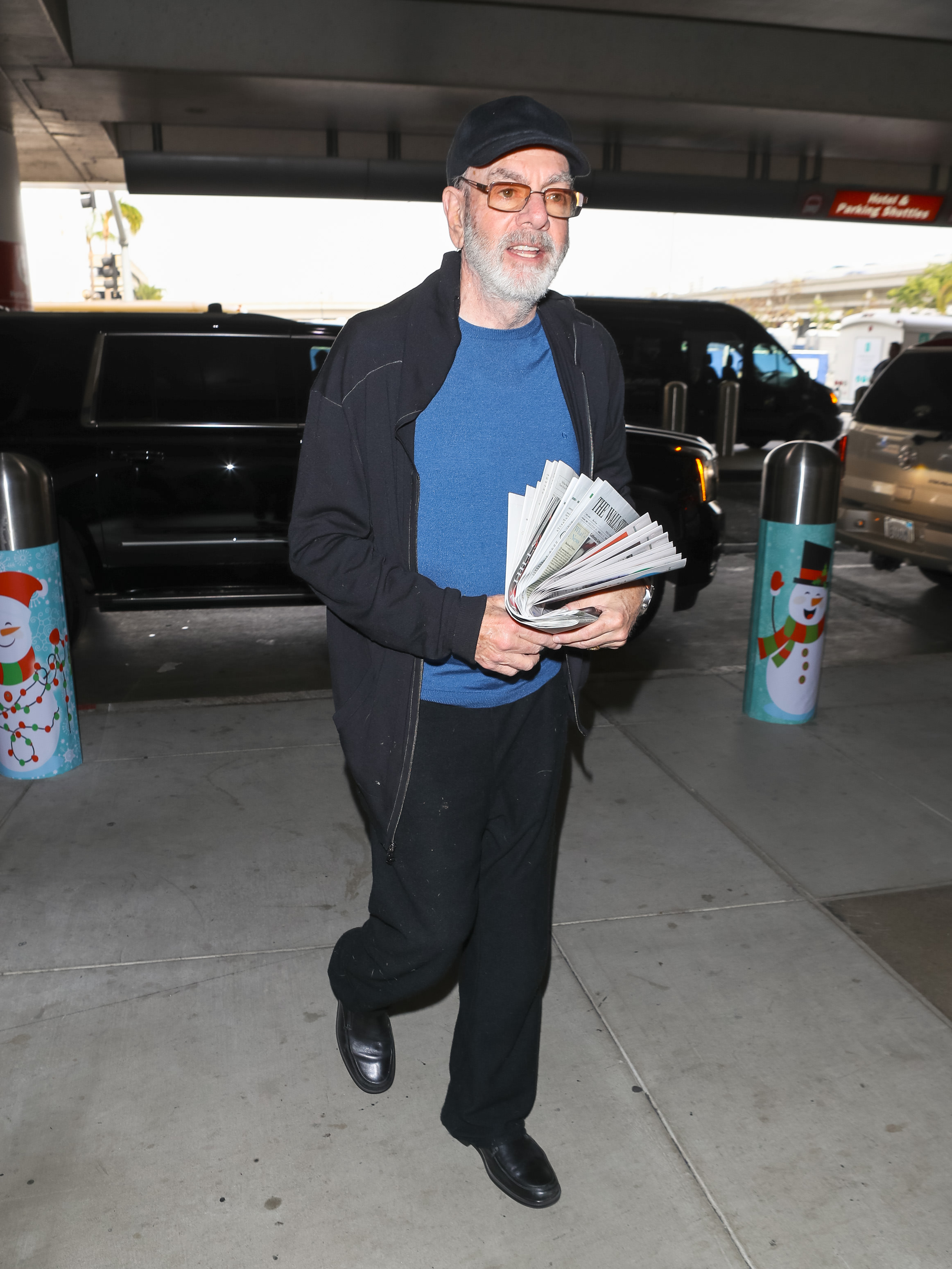 The "Sweet Caroline" singer photographed at Los Angeles International Airport on November 19, 2018, in California. | Source: Getty Images