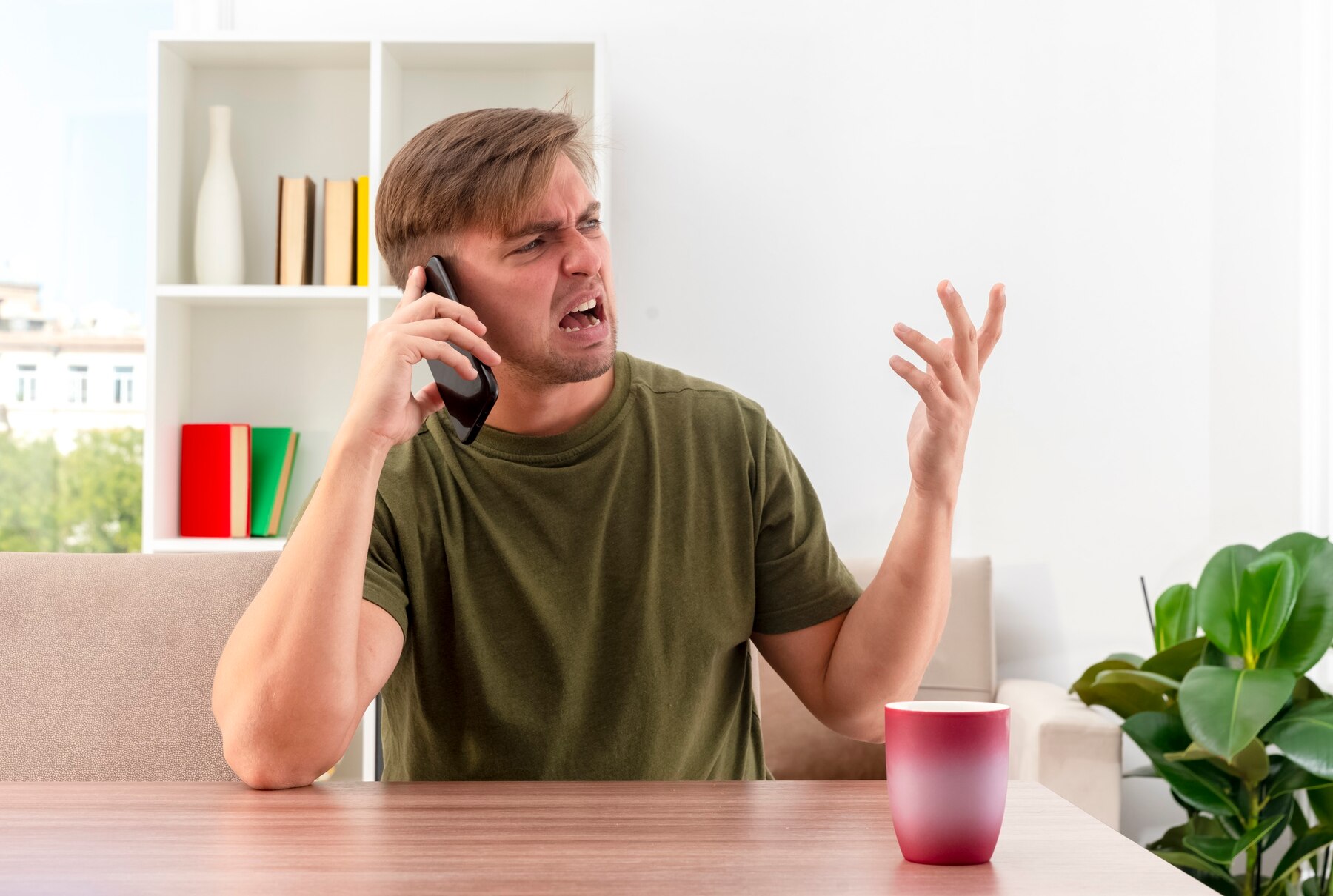 An angry man talking on his phone | Source: Freepik