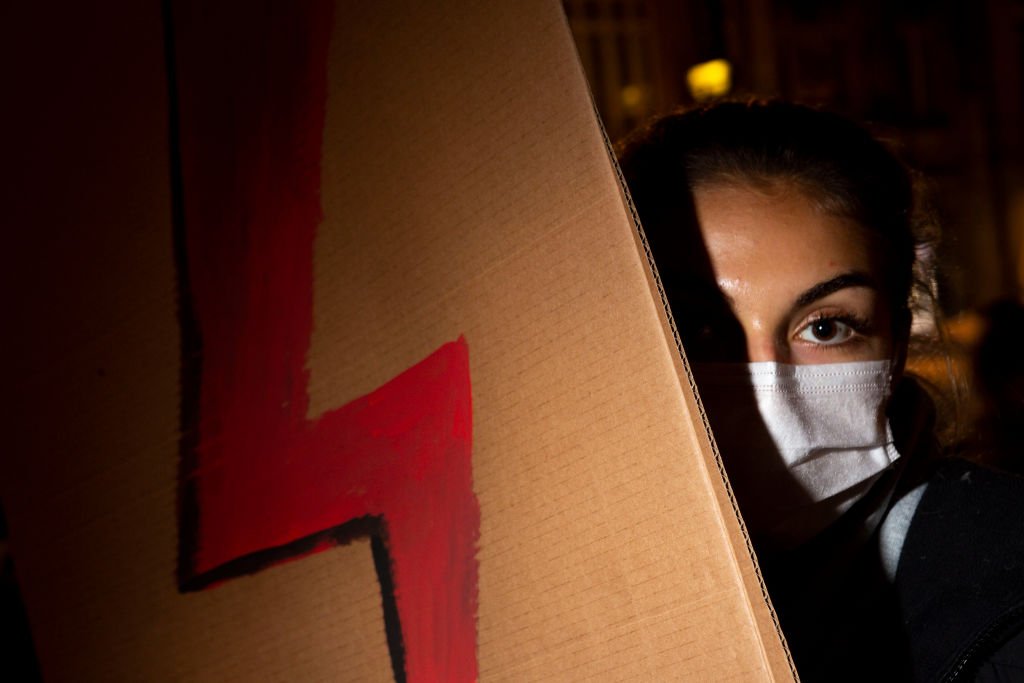 Una manifestante en apoyo a las mujeres polacas en Porto, Portugal, 29 de octubre de 2020. | Foto: Getty Images Una manifestante en apoyo a las mujeres polacas en Porto, Portugal, 29 de octubre de 2020. | Foto: Getty Images