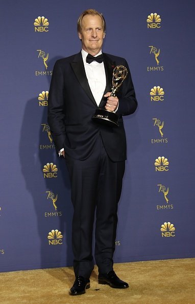 Jeff Daniels poses with the Outstanding Supporting Actor | Photo: Getty Images
