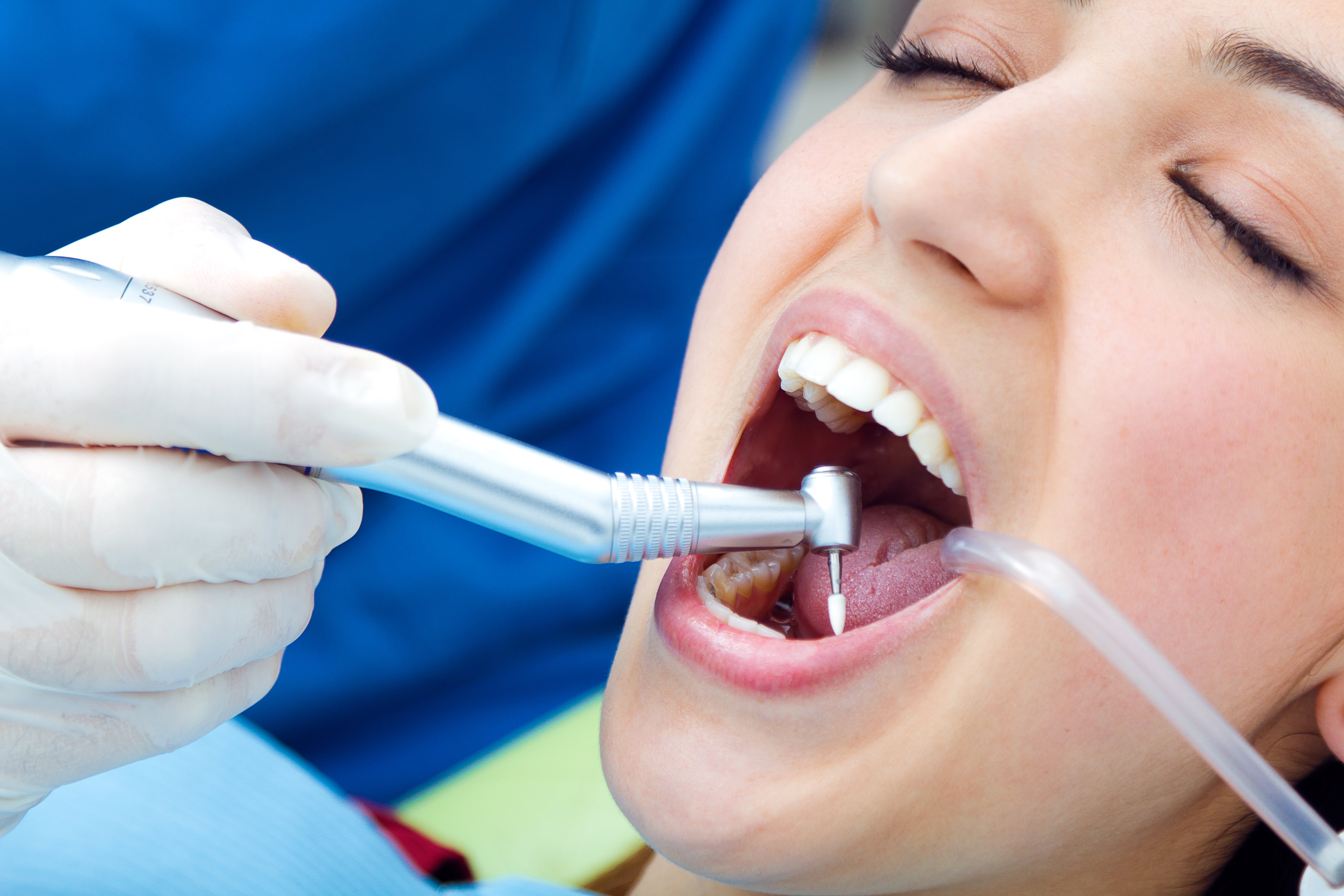 Chica durante un chequeo dental. Fuente: Freepik.