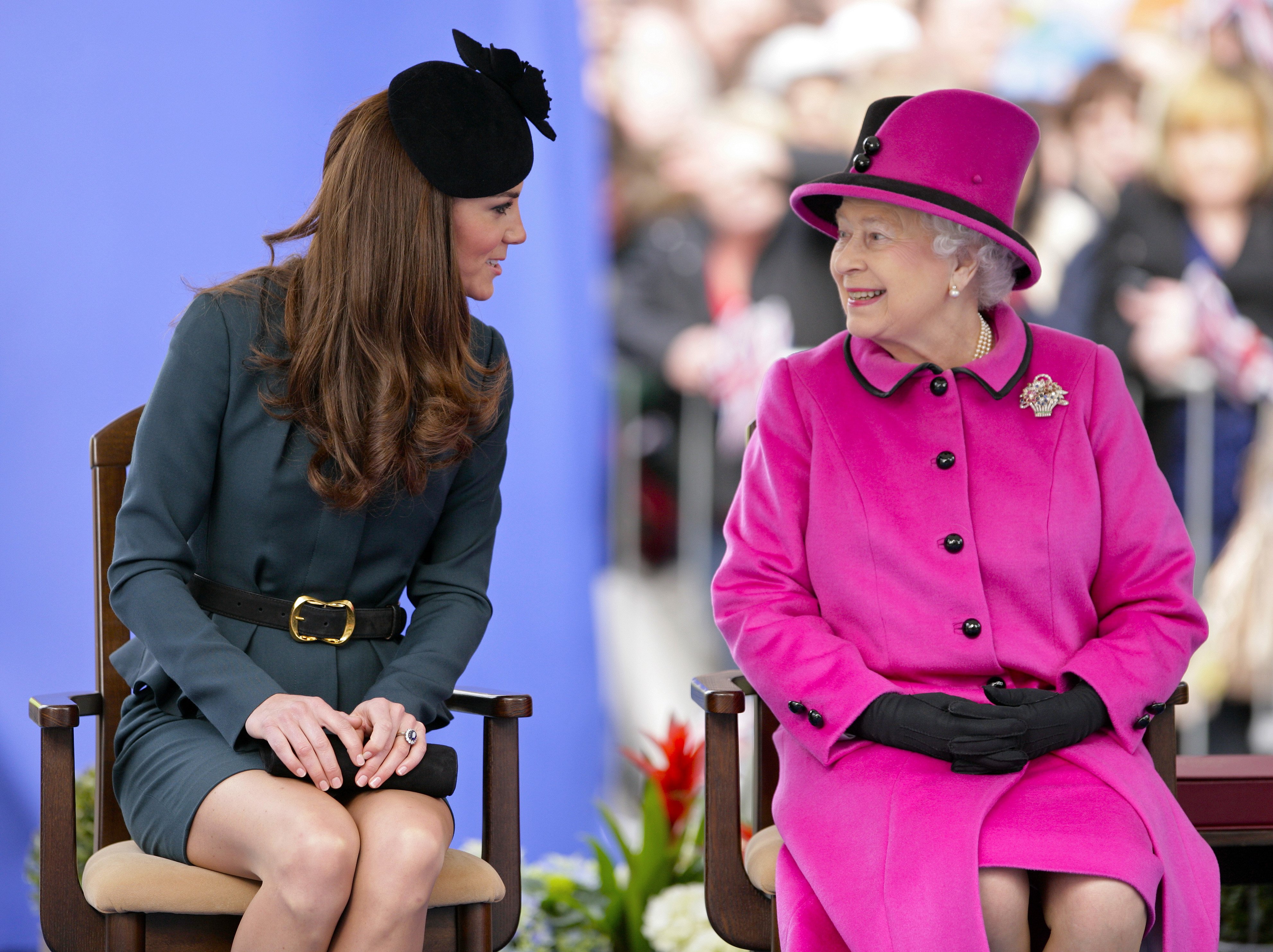 Catherine, Herzogin von Cambridge und Königin Elizabeth II. und Prinz Philip, Herzog von Edinburgh besuchen Leicester am 8. März 2012 in Leicester, England. | Quelle: Getty Images
