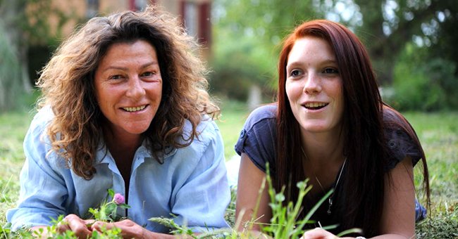 La navigatrice française Florence Arthaud et sa fille Marie dans un centre équestre le 13 mai 2009, près de Marseille, France. | Photo : Getty Images