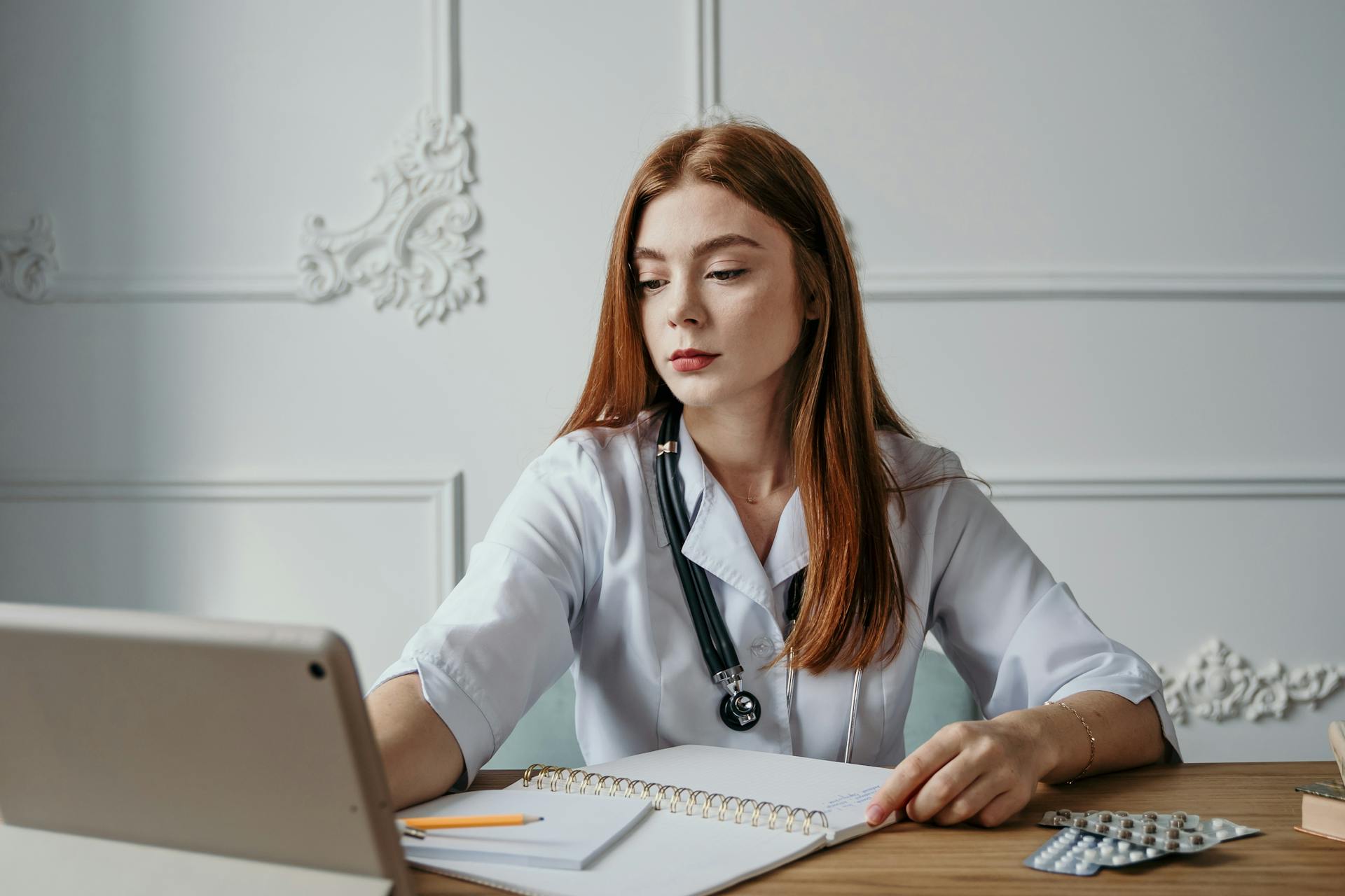 A doctor using a laptop | Source: Pexels