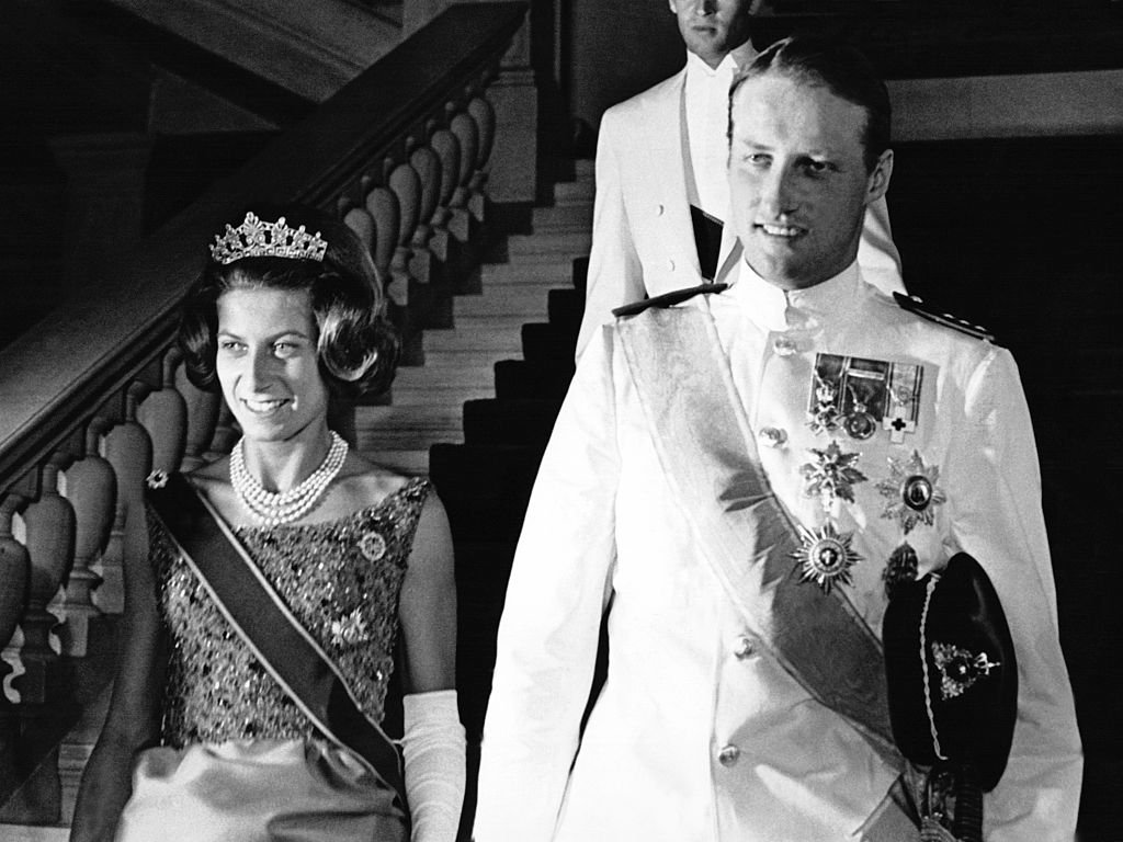 El Príncipe Harald y la Princesa Tatiana Radzivill en el matrimonio del Rey Constantino y la Princesa Anne-Marie, en octubre de 1964 en Atenas, Grecia. I Foto: Getty Images.