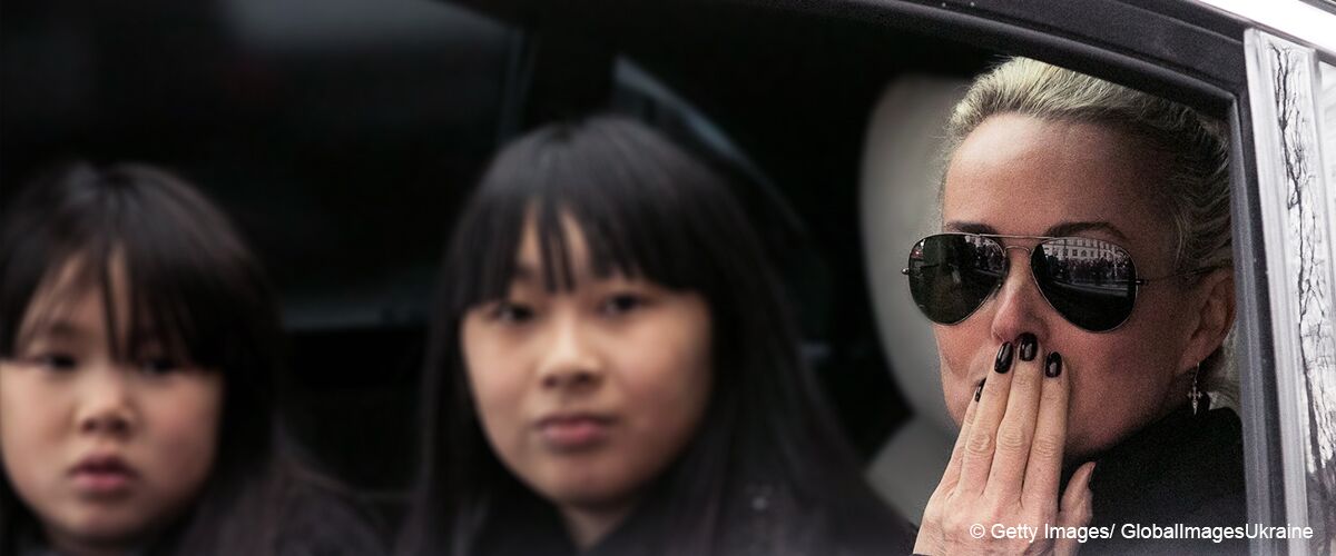 Laeticia Hallyday, Jade et Joy dans une voiture lors des obseuqes du Taulier. | GettyImages/Globalimages Ukraine