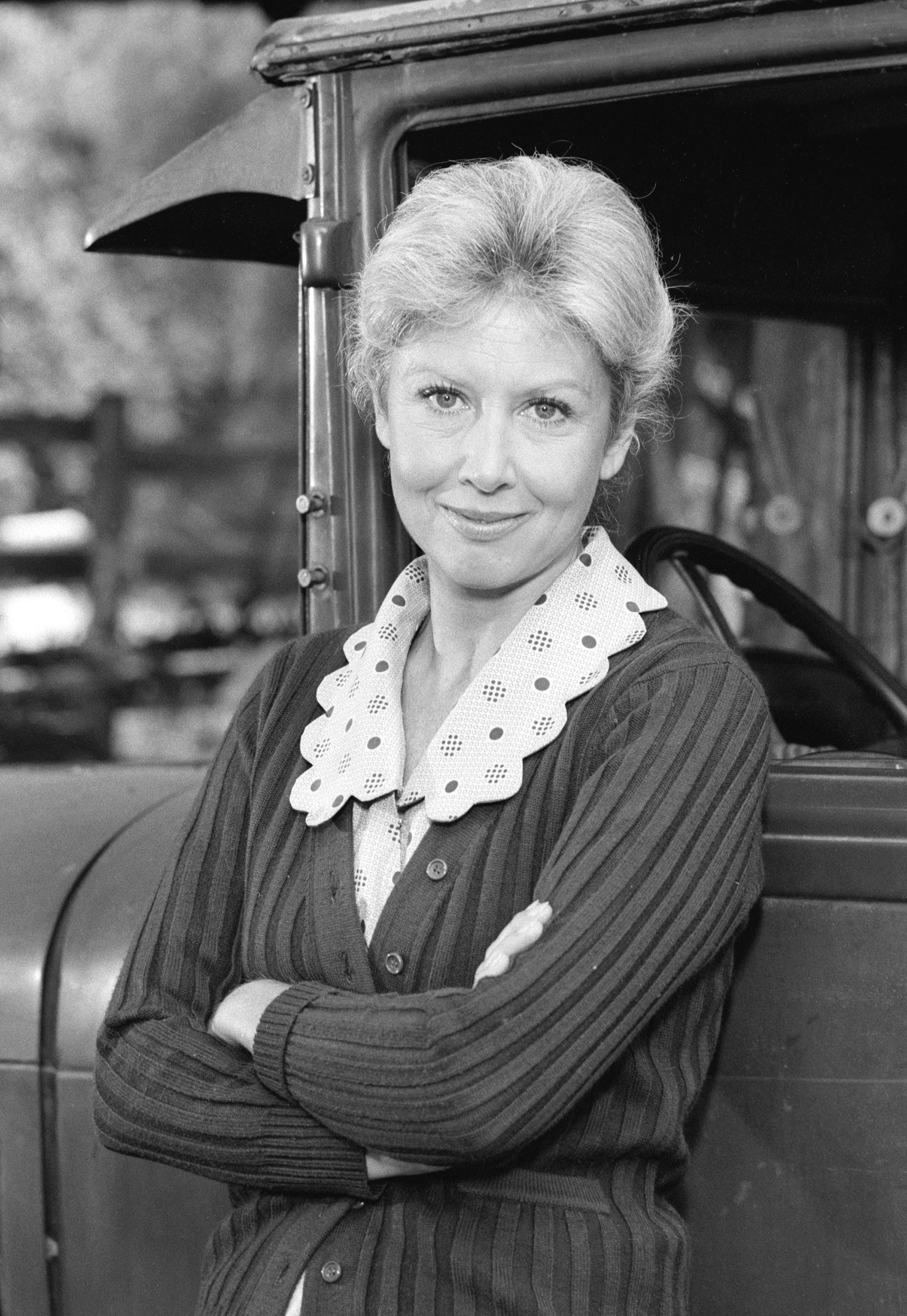 Michael Learned (as Olivia Walton) poses leaning with crossed arms crossed against a truck in an episode of the TV show "The Waltons" on September 20, 1977 ┃Source: Getty Images