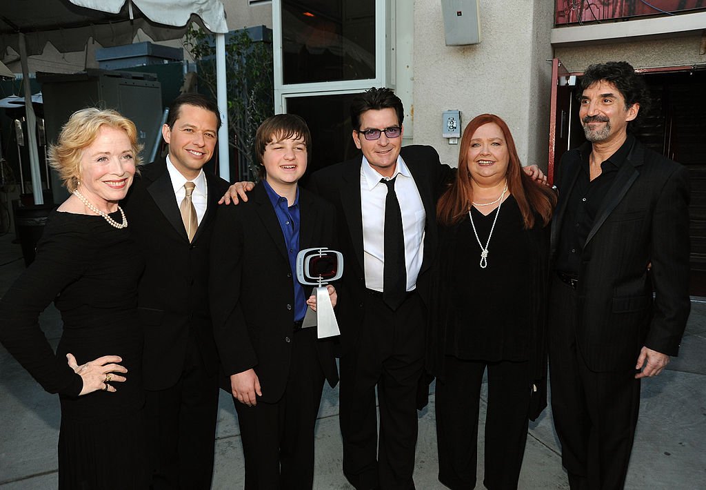 Die Schauspieler Holland Taylor, Jon Cryer, Angus T. Jones, Charlie Sheen, Conchata Ferrell und der Schriftsteller Chuck Lorre von "Two and a half Men" nehmen am 7. jährlichen TV Land Award teil. (Foto von Jeff Kravitz / FilmMagic) | Quelle: Getty Images. (Photo by Jeff Kravitz/FilmMagic) | Quelle : Getty Images
