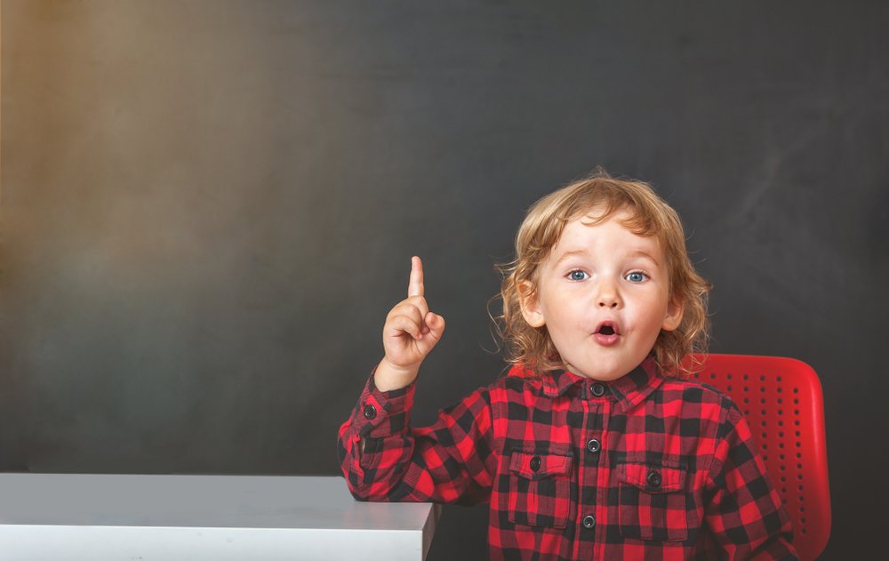 Kindergartner answering a question | Photo: Shutterstock/Sharomka