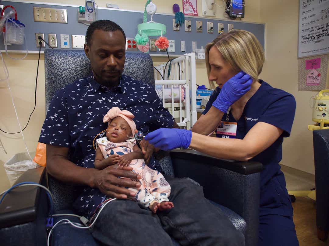 Dameon Bender holds his newborn daughter Kallie / Source: Dignity Health St. Joseph's Hospital 