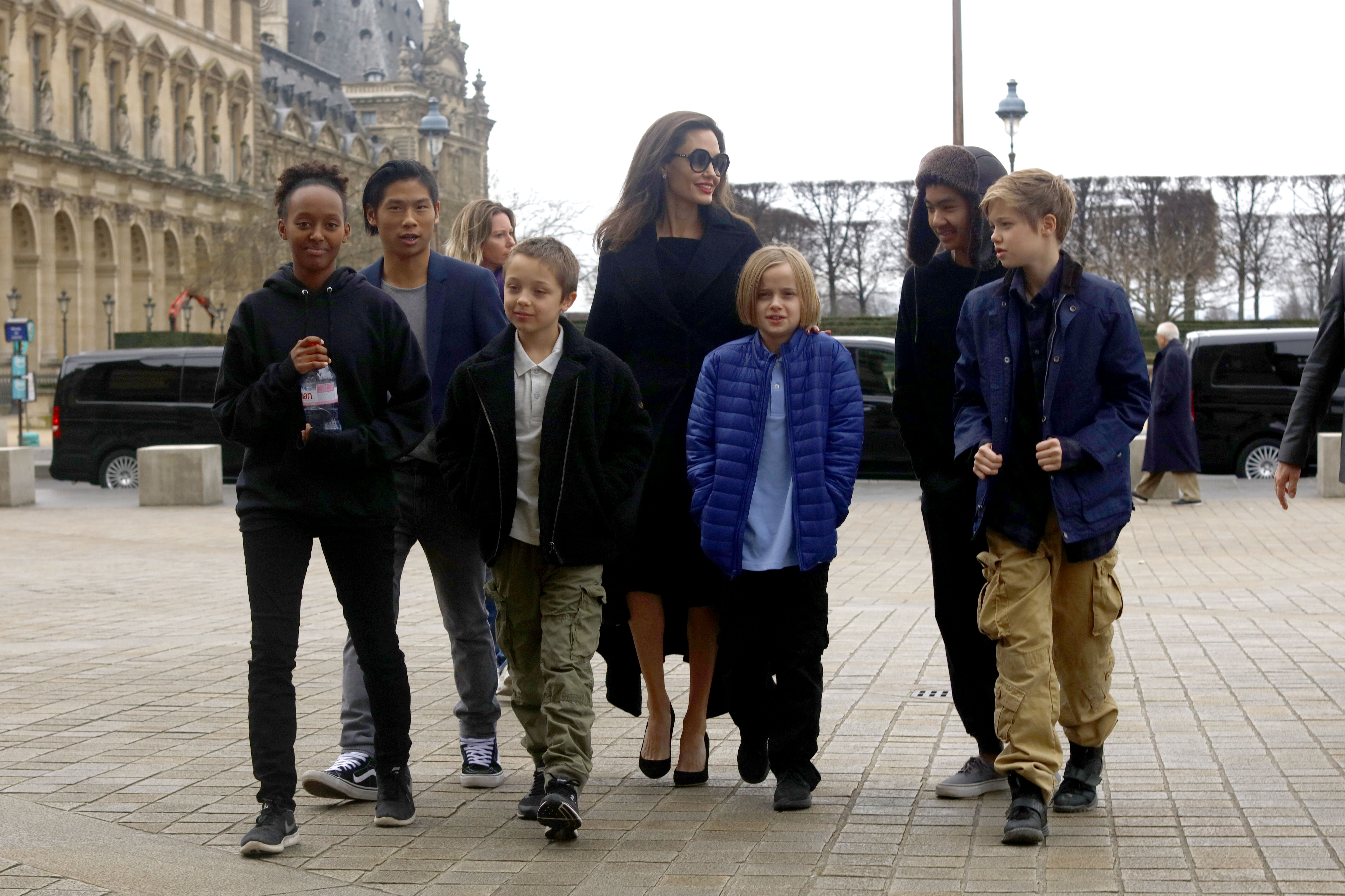 Angelina Jolie with her children Shiloh, Maddox, Vivienne, Pax, Zahara, and Knox Jolie, visiting the Louvre on January 30, 2017, in Paris, France | Source: Getty Images