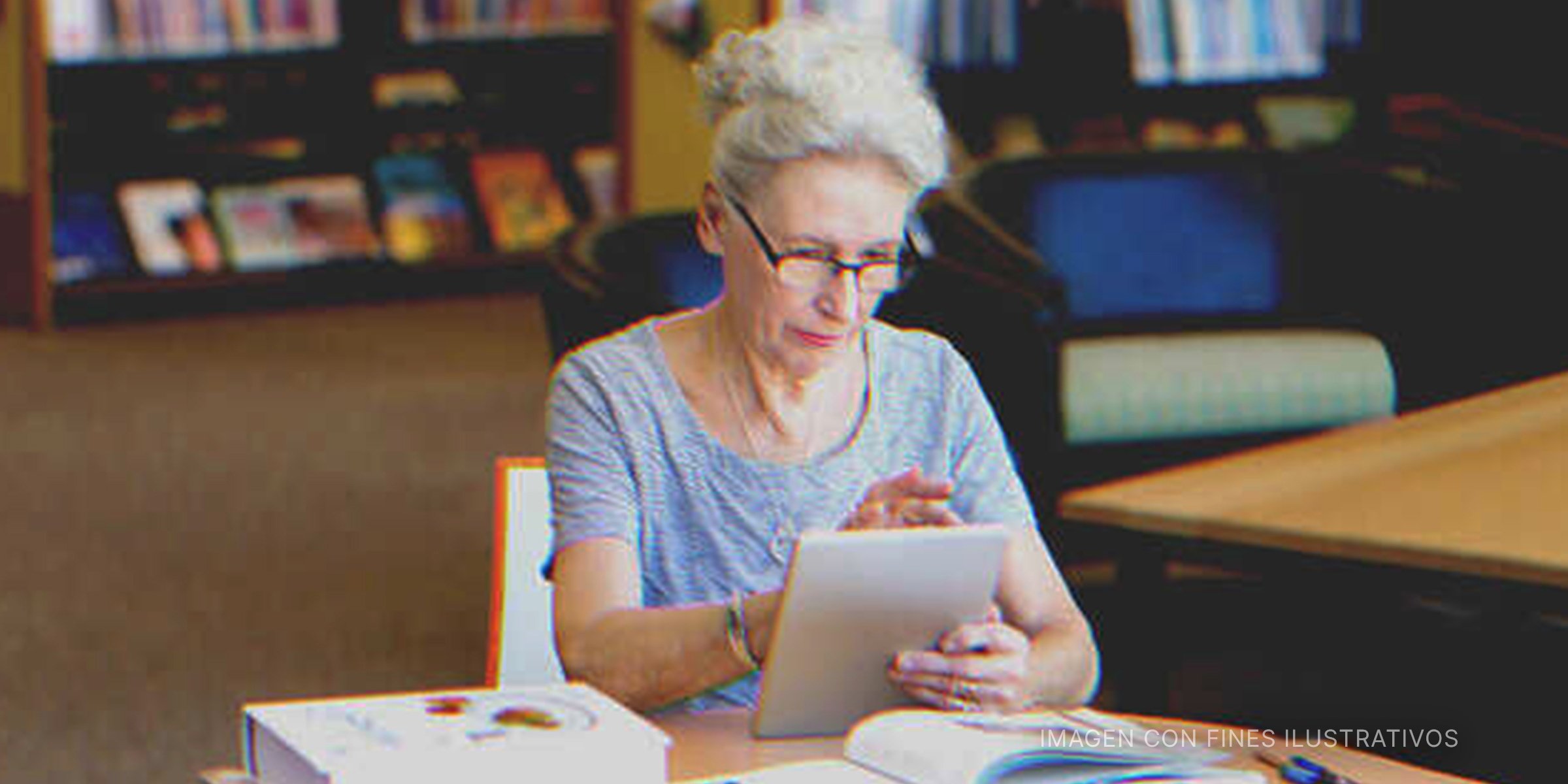 Mujer mayor usando una tableta | Foto: Shutterstock