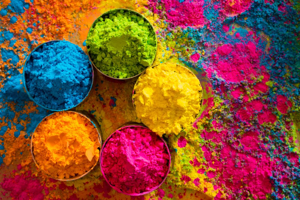 Colores gulal orgánicos en un tazón para el festival Holi. Fuente: Shutterstock
