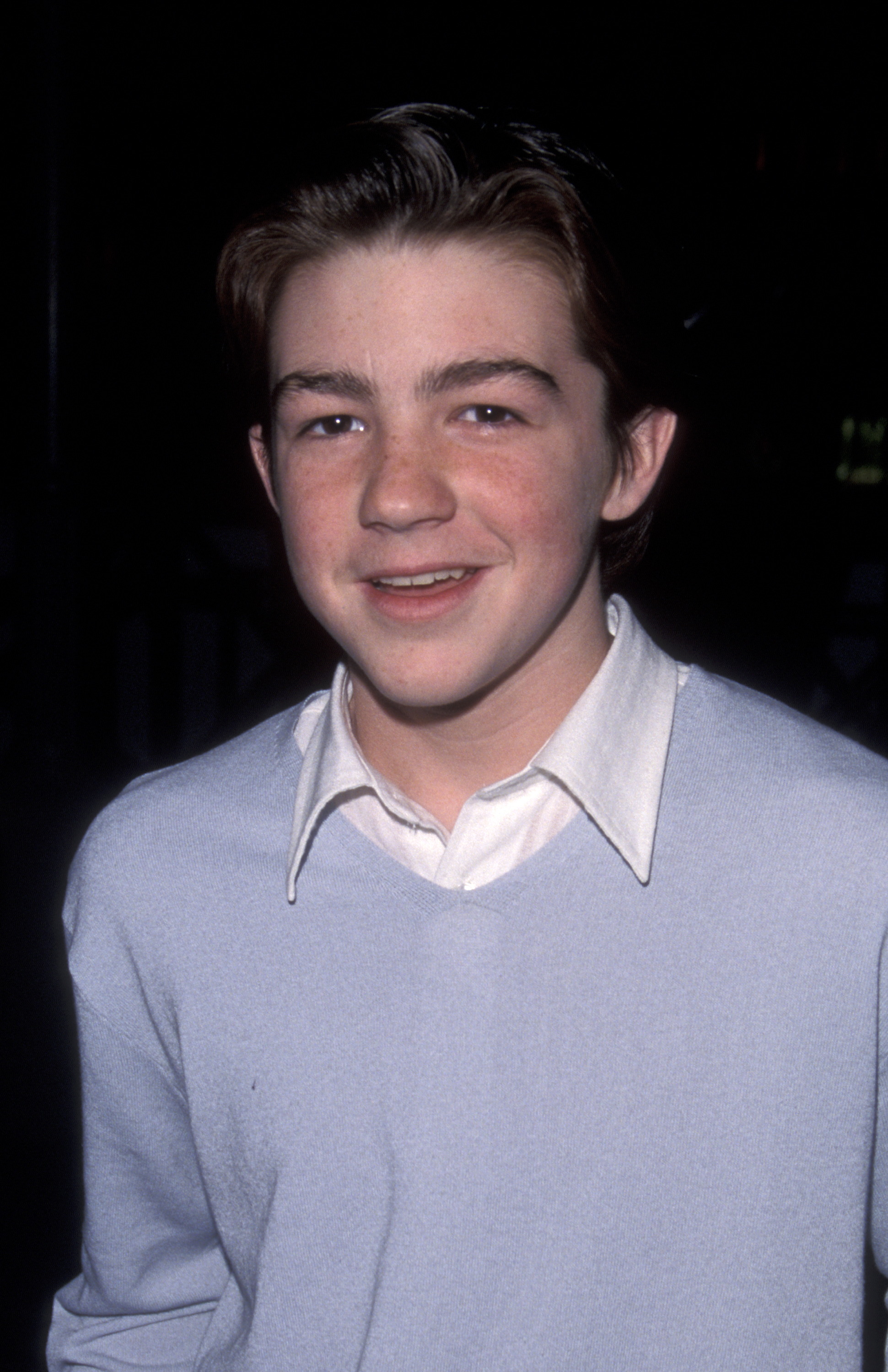 Back in 1999, Bell was a fresh-faced teen actor making early appearances in roles that would lead to his big break on Nickelodeon’s “Drake & Josh.” With a brushed-back haircut, collared sweater, and boyish grin, he looked every bit the rising star of family-friendly TV.
