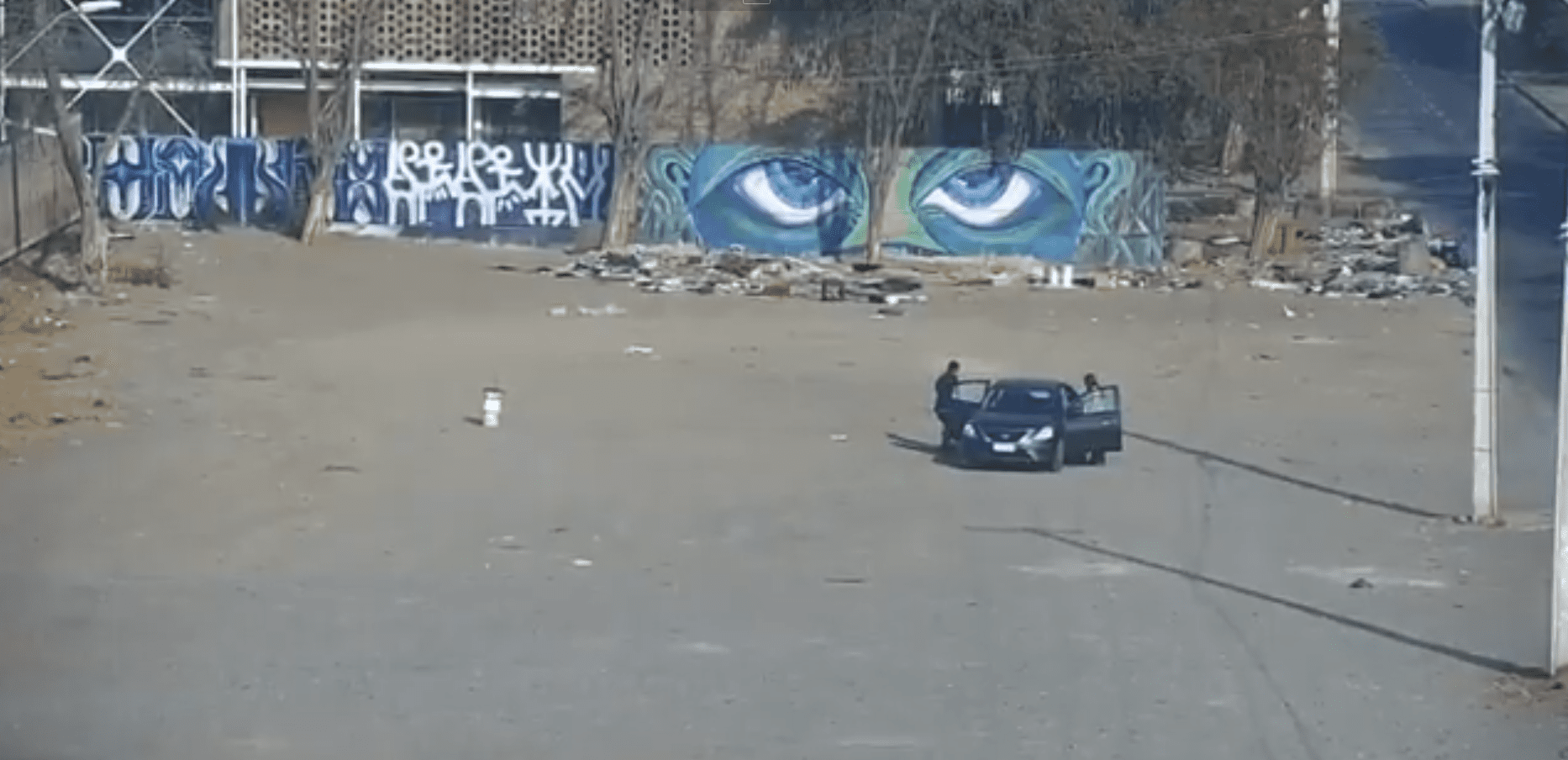 La voiture s'est arrêtée au milieu de la rue.| Photo : Twitter/MuniLaPintana