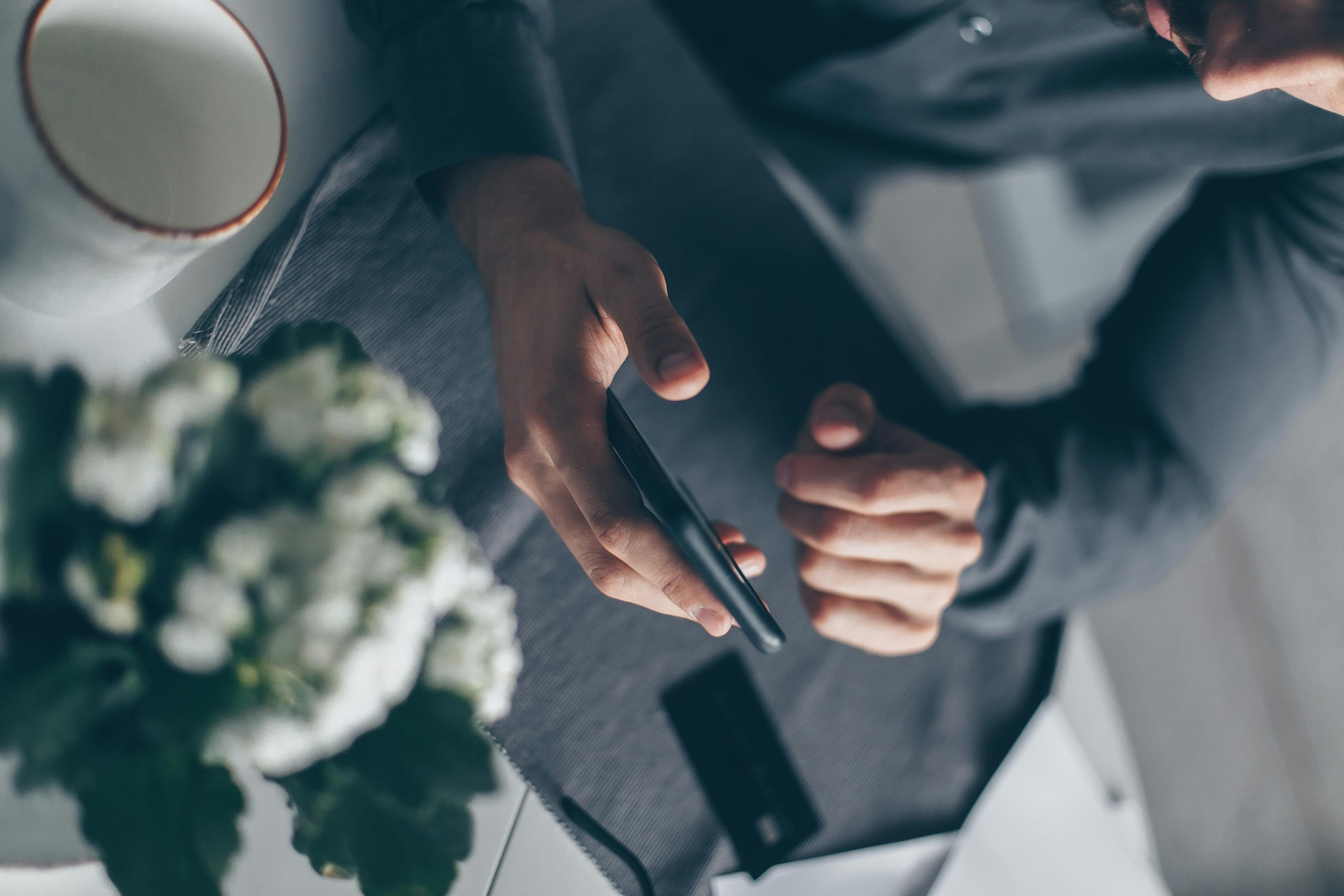 A man typing on his phone | Source: Pexels