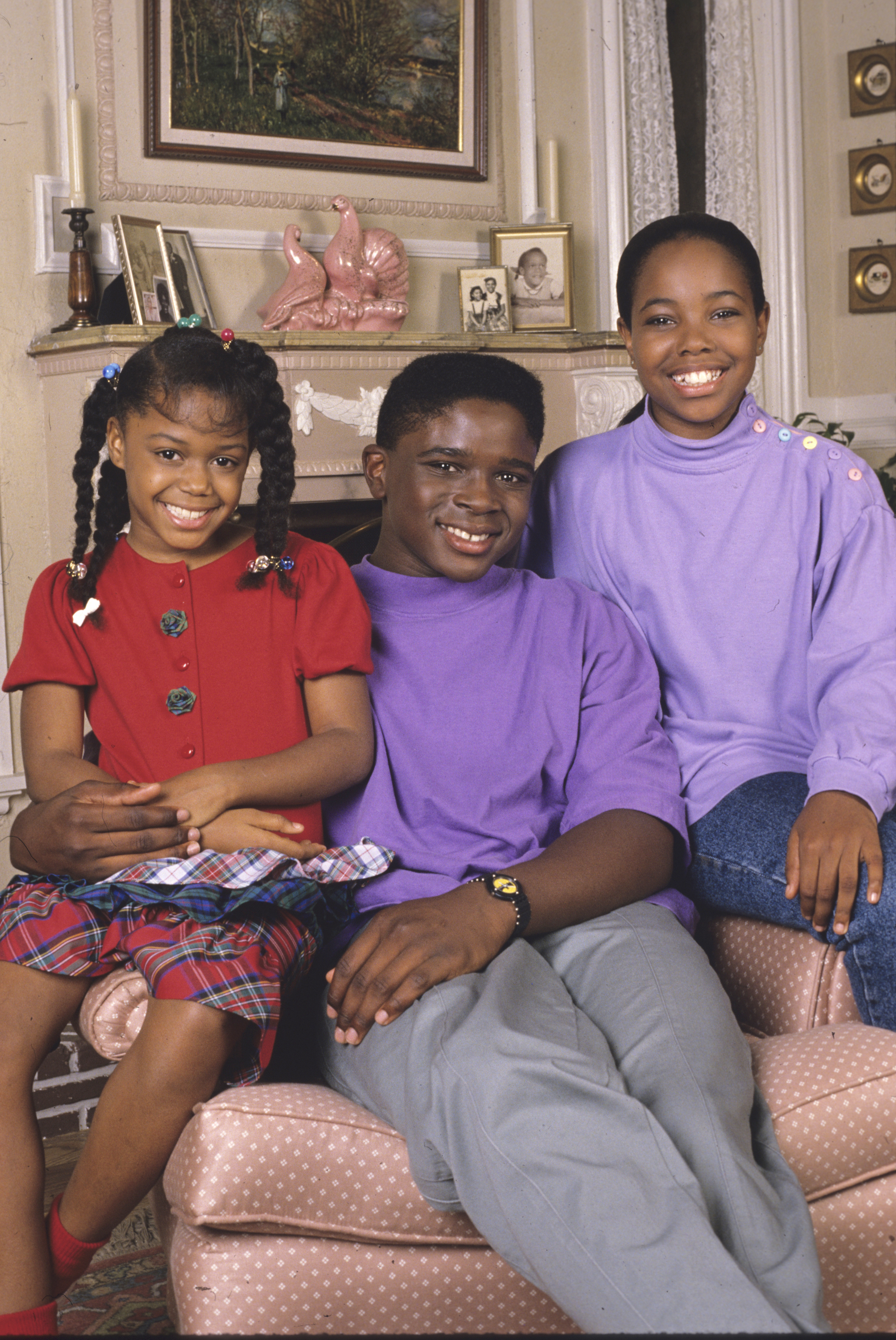 The former "Family Matters" actress is photographed with two of her castmates, circa 1989 | Source: Getty Images
