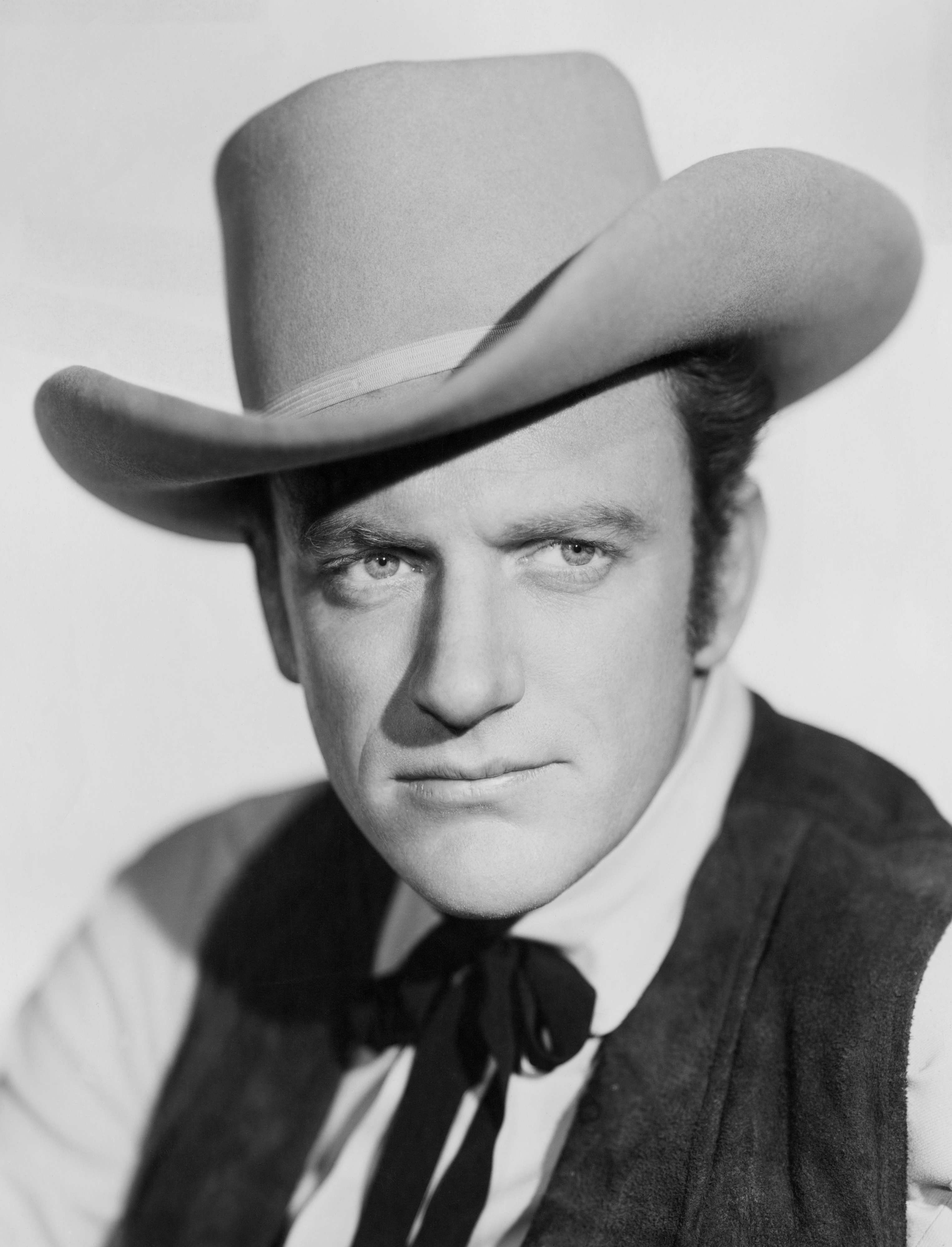 James Arness poses in western clothing on January 1, 1950. | Source: Getty Images